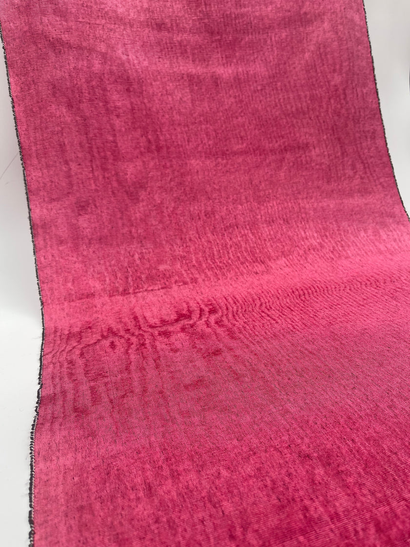 Rembourrage luxueux en soie rose pour tête de lit ottoman, tissus d'intérieur pour textiles de maison : housses d'oreiller, motifs inspirés du kimono, motifs en filigrane.