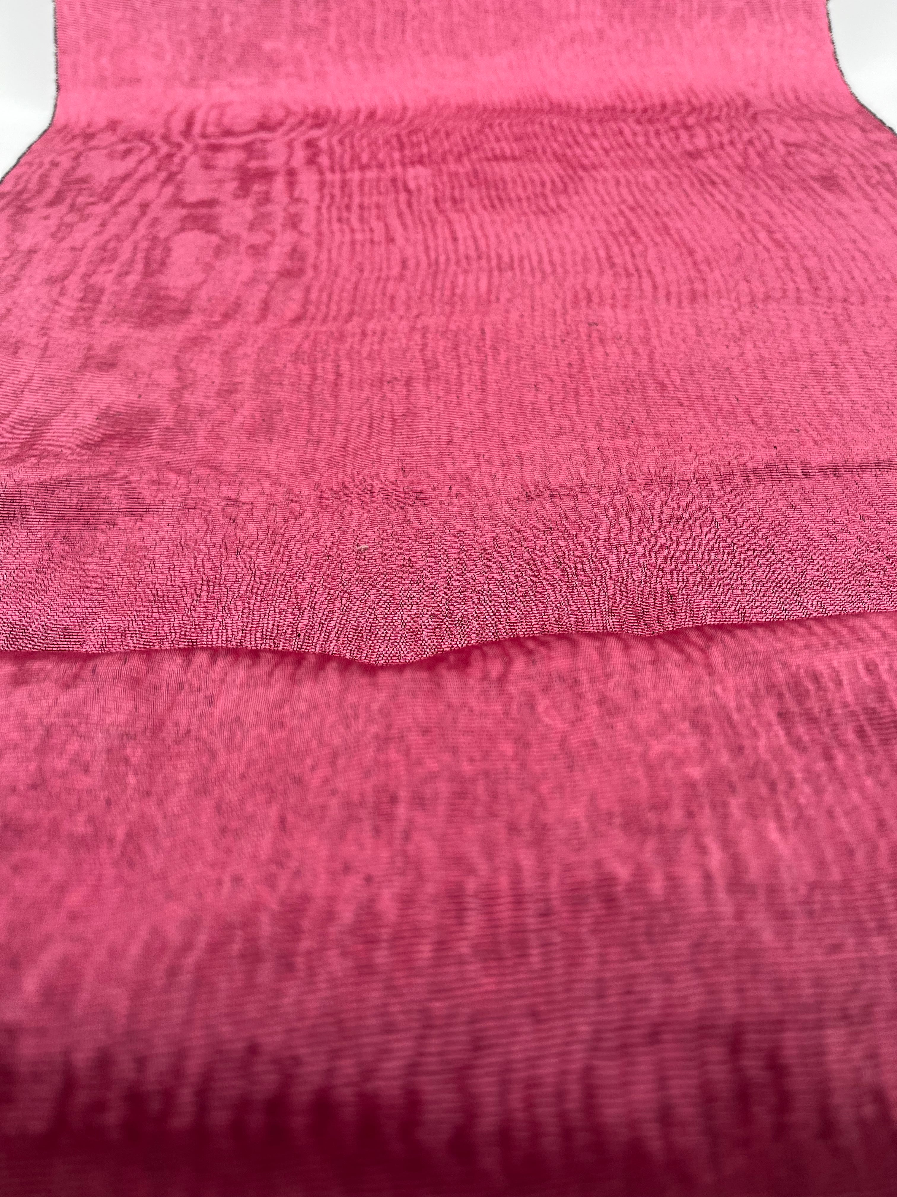 Rembourrage luxueux en soie rose pour tête de lit ottoman, tissus d'intérieur pour textiles de maison : housses d'oreiller, motifs inspirés du kimono, motifs en filigrane.