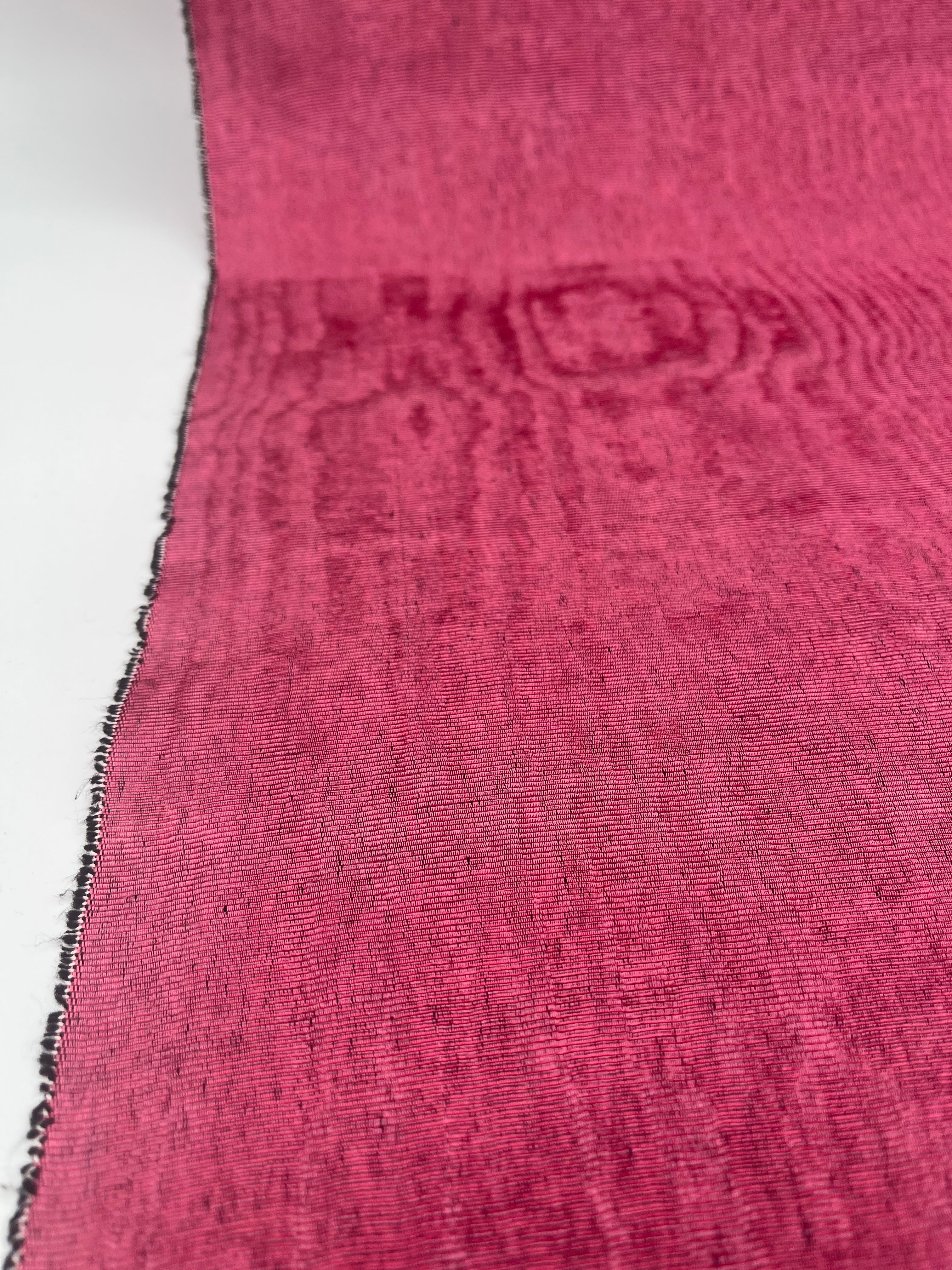 Rembourrage luxueux en soie rose pour tête de lit ottoman, tissus d'intérieur pour textiles de maison : housses d'oreiller, motifs inspirés du kimono, motifs en filigrane.