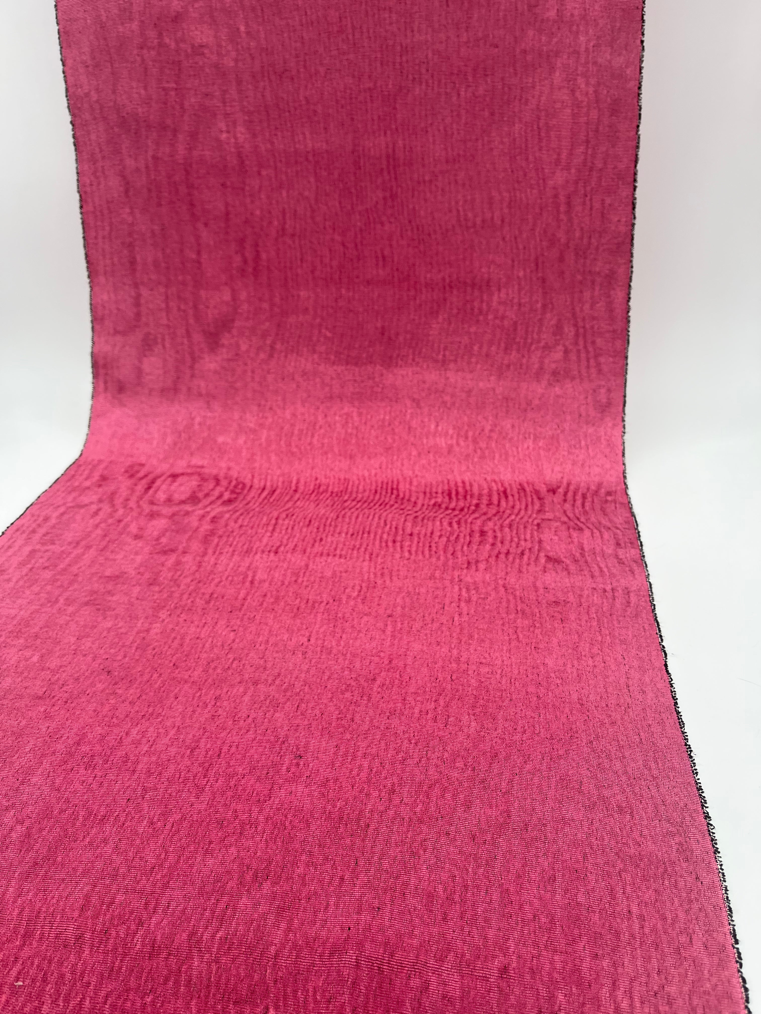 Rembourrage luxueux en soie rose pour tête de lit ottoman, tissus d'intérieur pour textiles de maison : housses d'oreiller, motifs inspirés du kimono, motifs en filigrane.