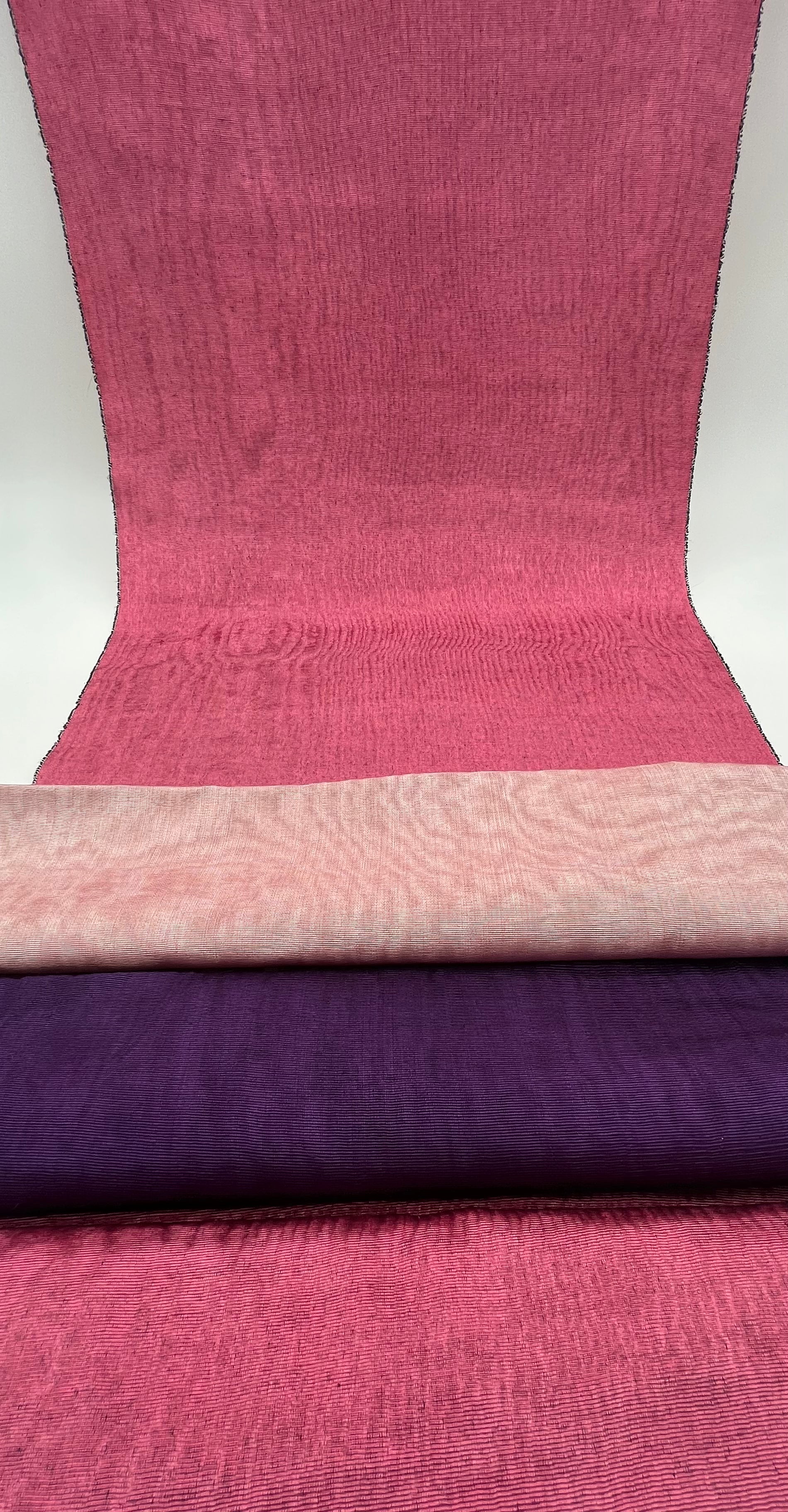 Rembourrage luxueux en soie rose pour tête de lit ottoman, tissus d'intérieur pour textiles de maison : housses d'oreiller, motifs inspirés du kimono, motifs en filigrane.