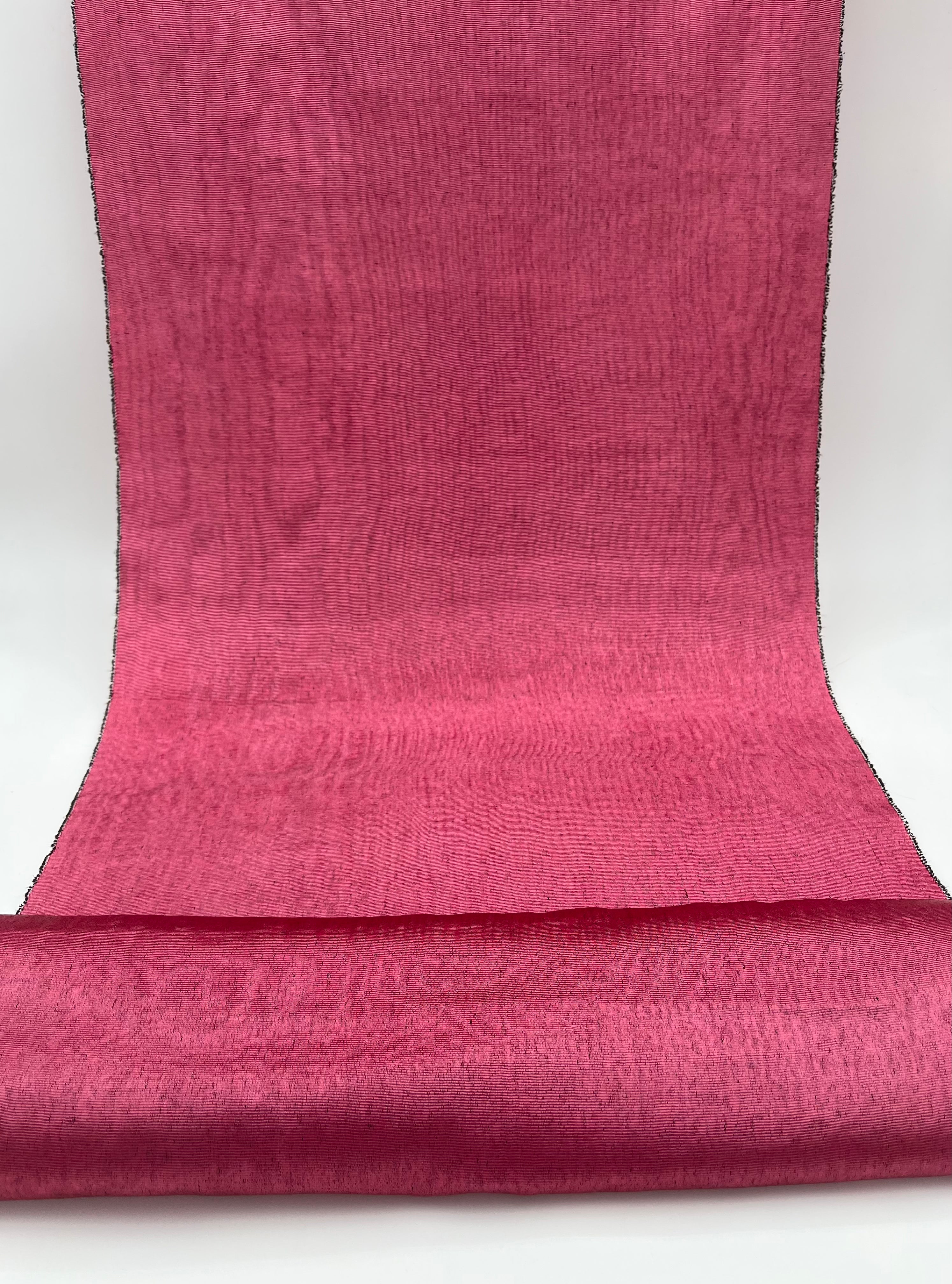 Rembourrage luxueux en soie rose pour tête de lit ottoman, tissus d'intérieur pour textiles de maison : housses d'oreiller, motifs inspirés du kimono, motifs en filigrane.