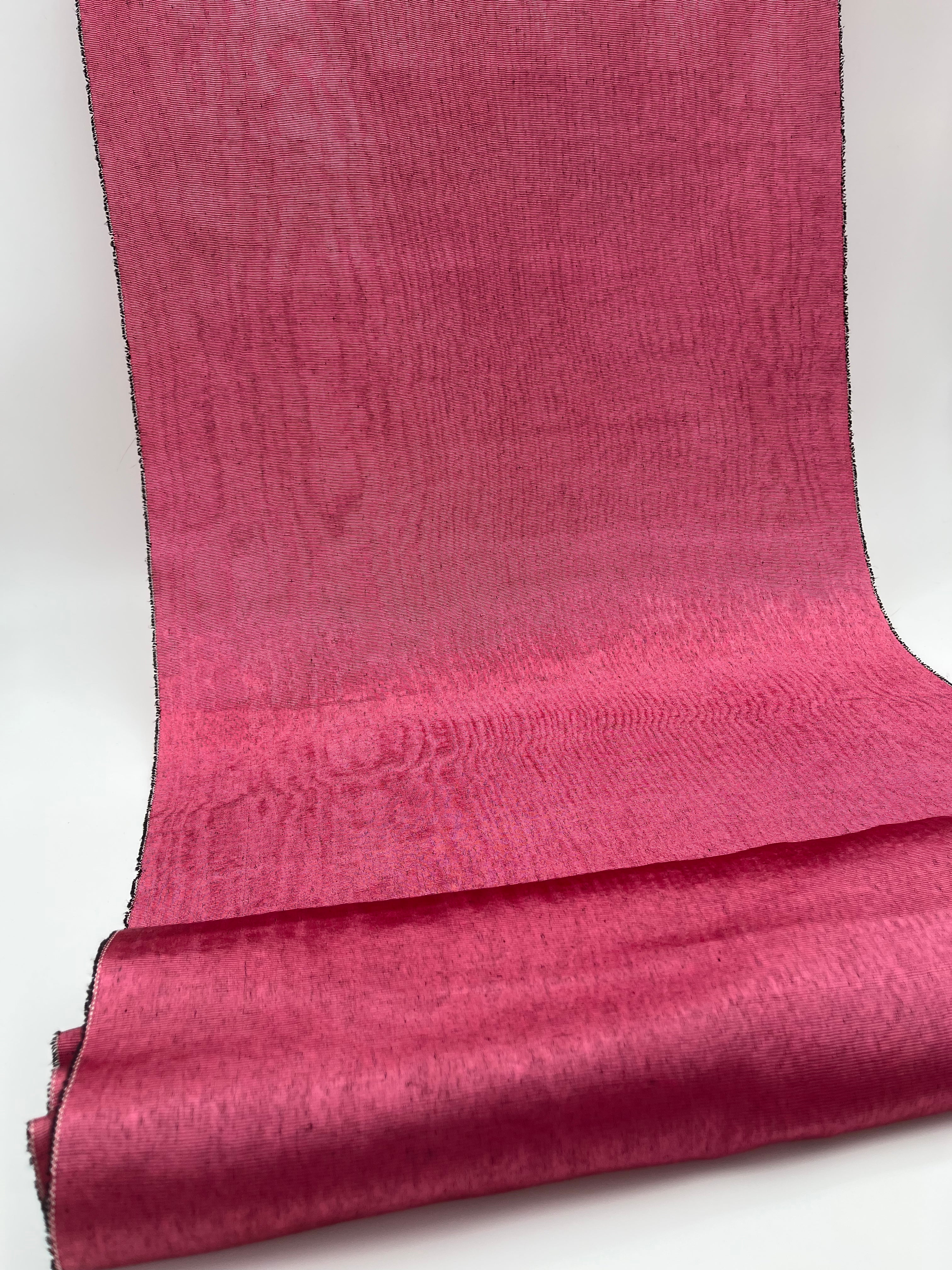 Rembourrage luxueux en soie rose pour tête de lit ottoman, tissus d'intérieur pour textiles de maison : housses d'oreiller, motifs inspirés du kimono, motifs en filigrane.