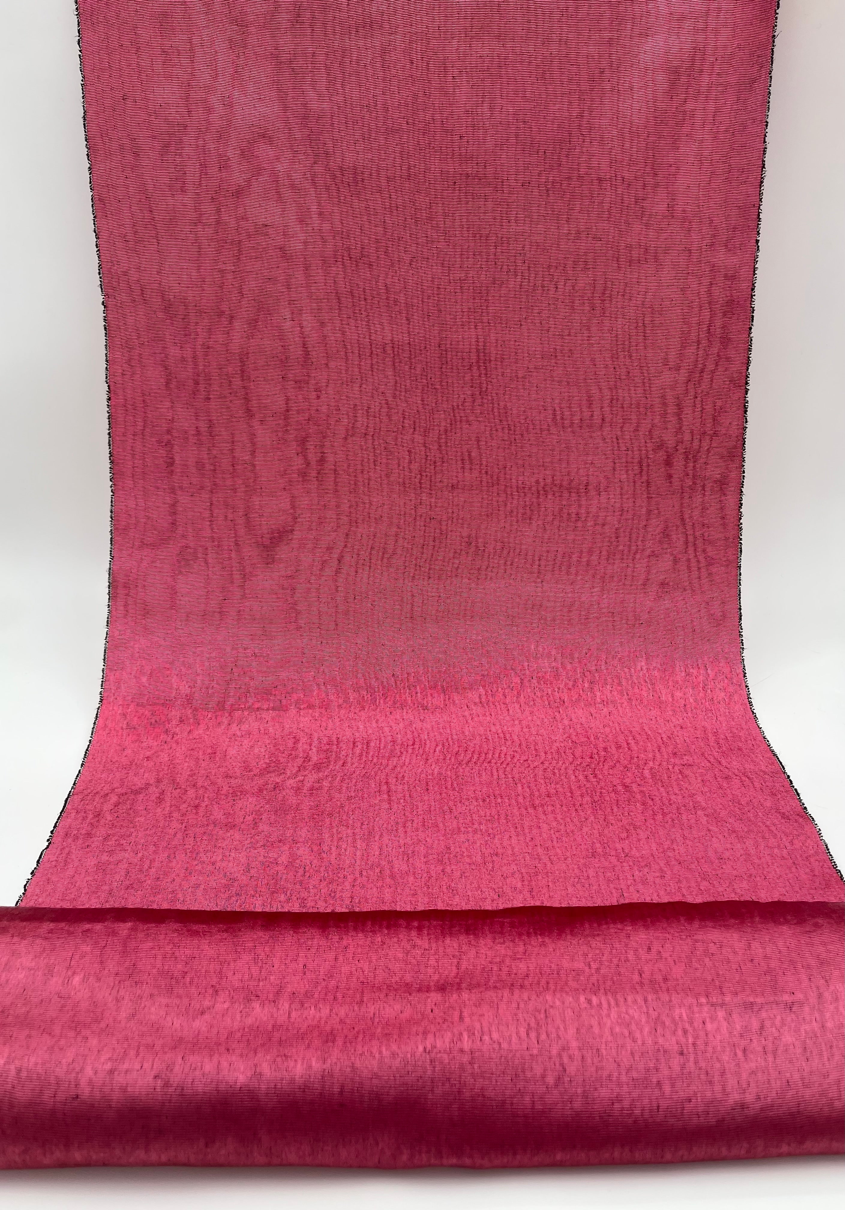 Rembourrage luxueux en soie rose pour tête de lit ottoman, tissus d'intérieur pour textiles de maison : housses d'oreiller, motifs inspirés du kimono, motifs en filigrane.