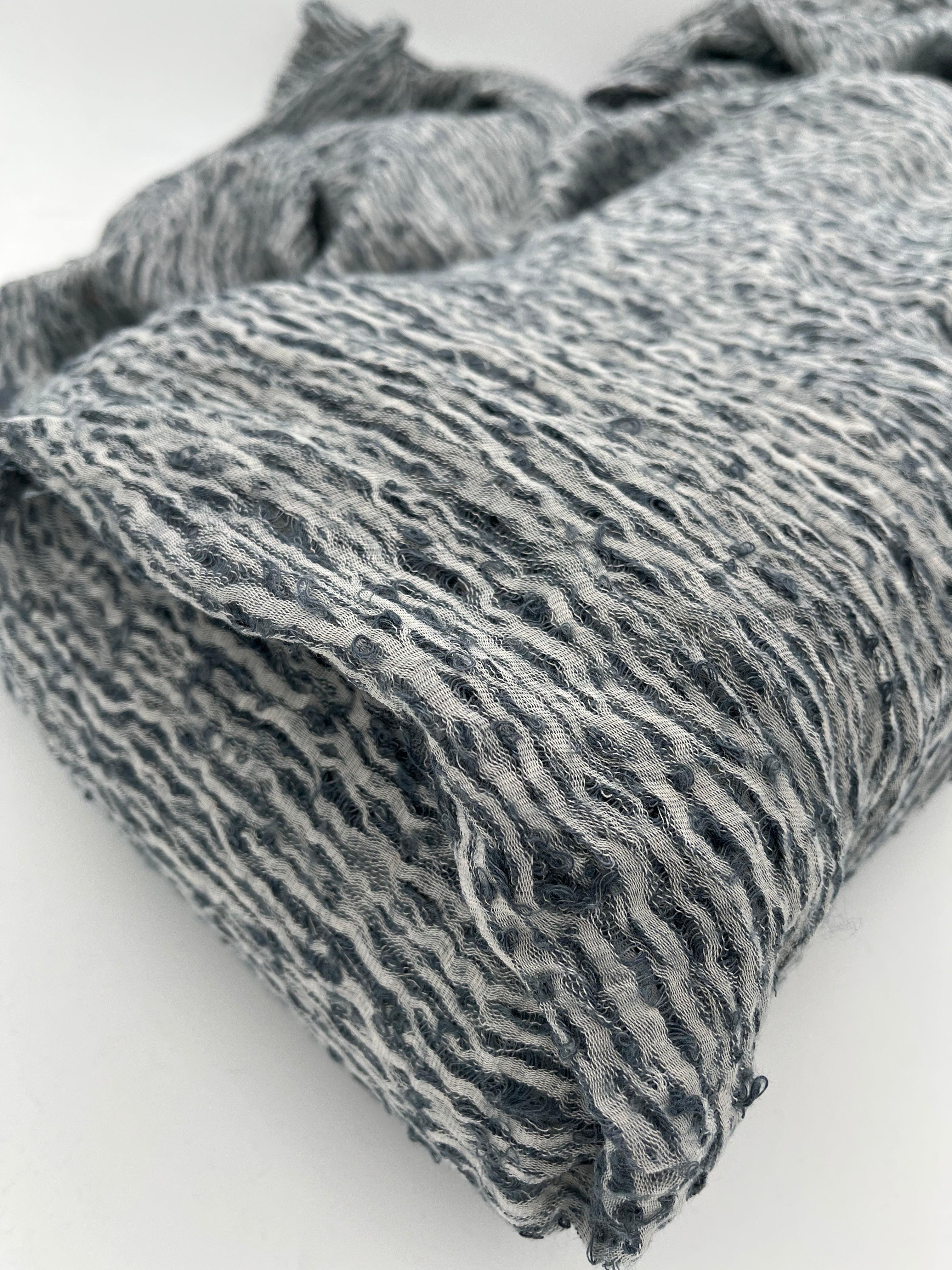 Tissu en lin gris bleuté par cour, tissu en coton biologique, tissus naturels semi-transparents texturés à la main.