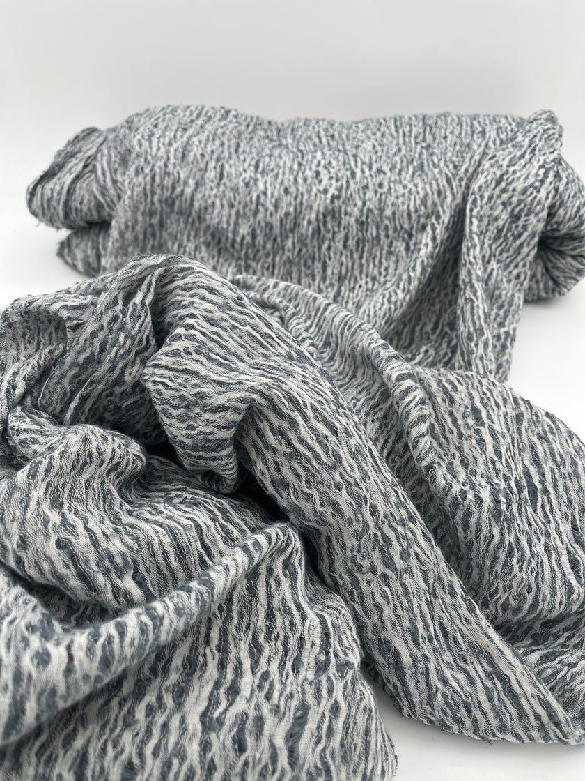 Tissu en lin gris bleuté par cour, tissu en coton biologique, tissus naturels semi-transparents texturés à la main.
