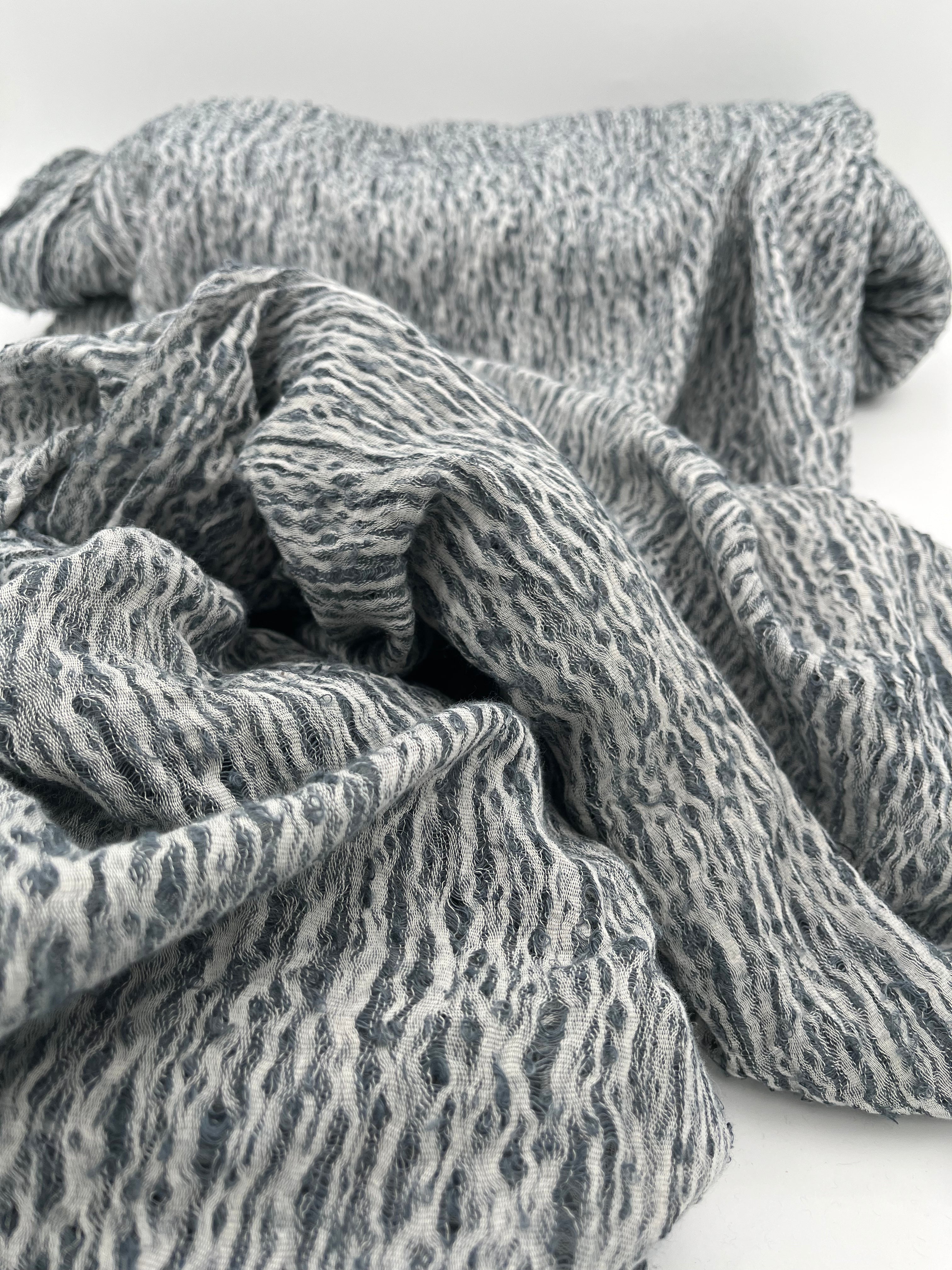 Tissu en lin gris bleuté par cour, tissu en coton biologique, tissus naturels semi-transparents texturés à la main.
