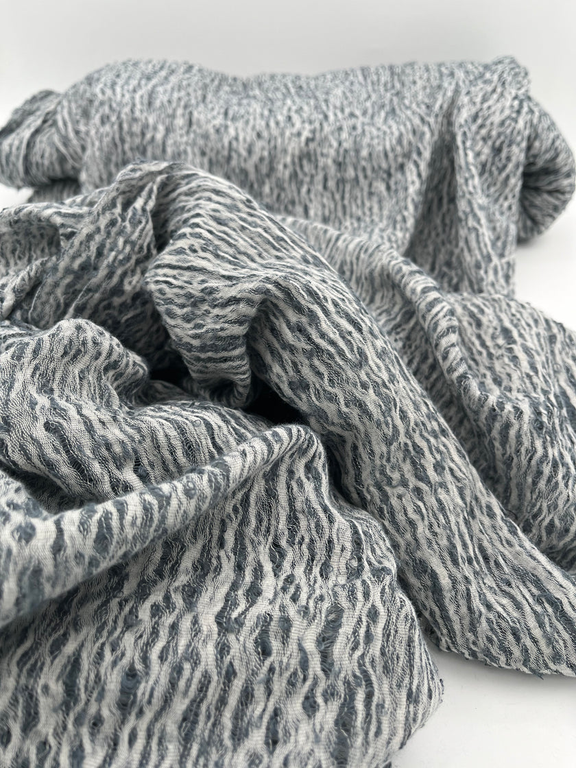 Tissu en lin gris bleuté par cour, tissu en coton biologique, tissus naturels semi-transparents texturés à la main.