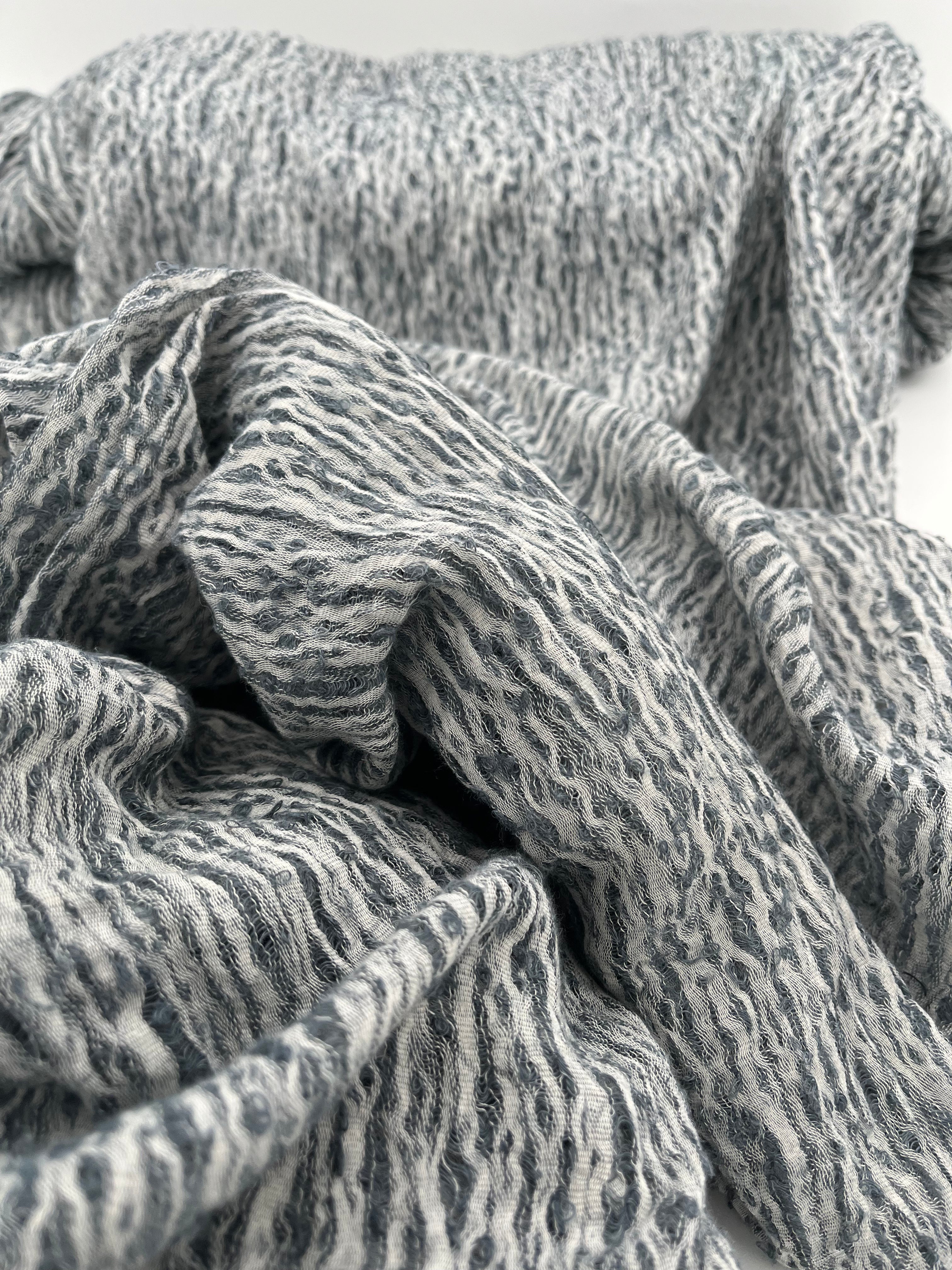 Tissu en lin gris bleuté par cour, tissu en coton biologique, tissus naturels semi-transparents texturés à la main.