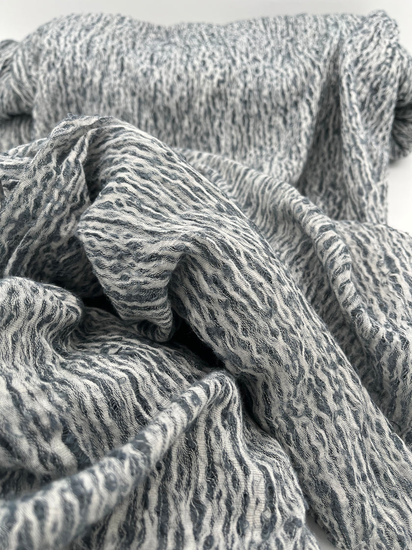 Tissu en lin gris bleuté par cour, tissu en coton biologique, tissus naturels semi-transparents texturés à la main.