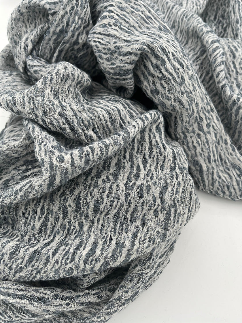 Tissu en lin gris bleuté par cour, tissu en coton biologique, tissus naturels semi-transparents texturés à la main.