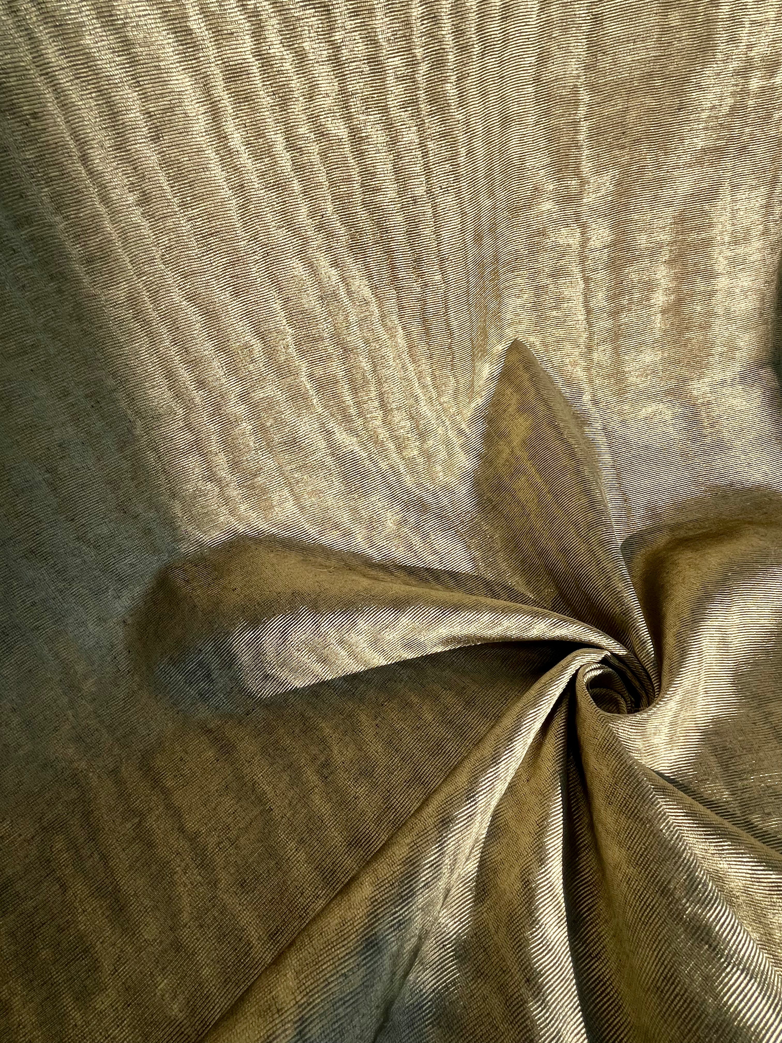 Rembourrage luxueux en soie à rayures vertes Ikat pour tête de lit ottoman, tissus d'intérieur pour textiles de maison : housses d'oreiller, motifs inspirés du kimono, motifs en filigrane.