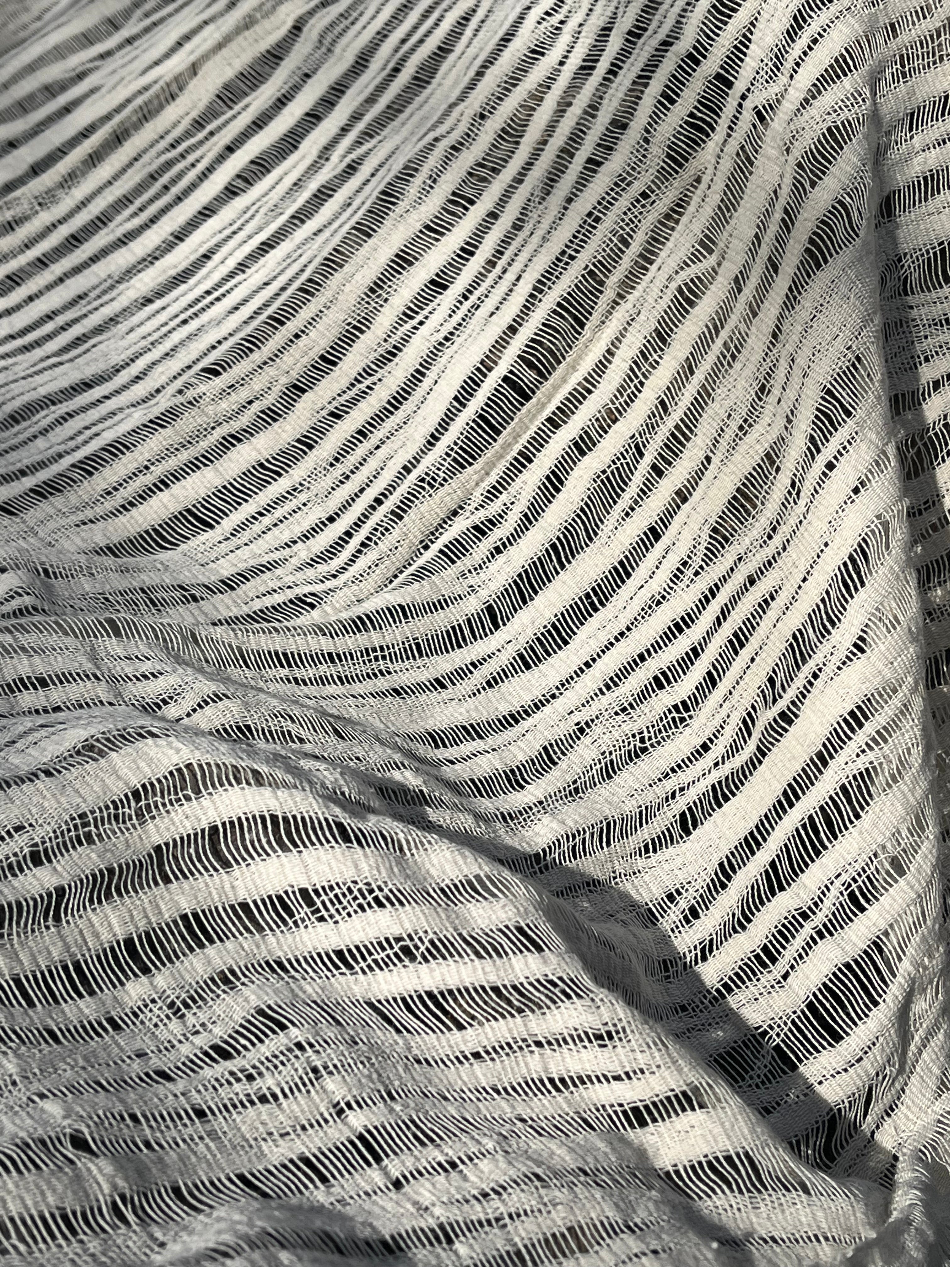 Tissu froissé en coton turc texturé neutre : qualité unique pour les robes d'été kimono, les tenues de nouveau-né | Options de gaze, transparentes et extensibles