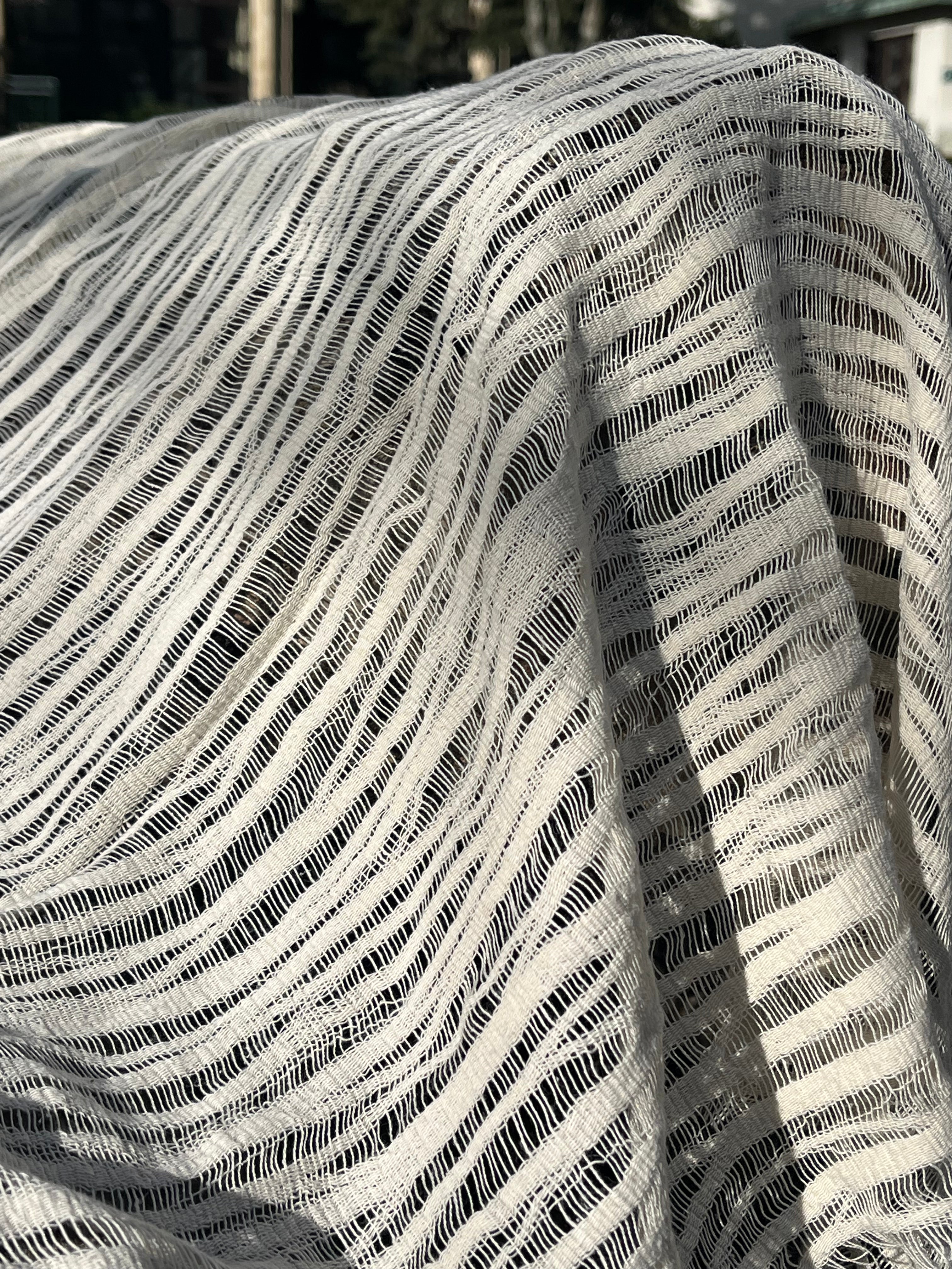 Tissu froissé en coton turc texturé neutre : qualité unique pour les robes d'été kimono, les tenues de nouveau-né | Options de gaze, transparentes et extensibles