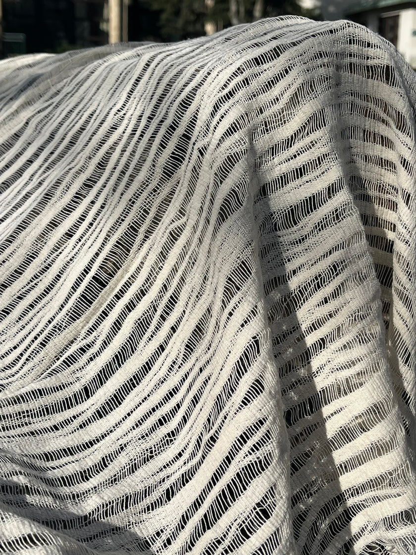 Tissu froissé en coton turc texturé neutre : qualité unique pour les robes d'été kimono, les tenues de nouveau-né | Options de gaze, transparentes et extensibles