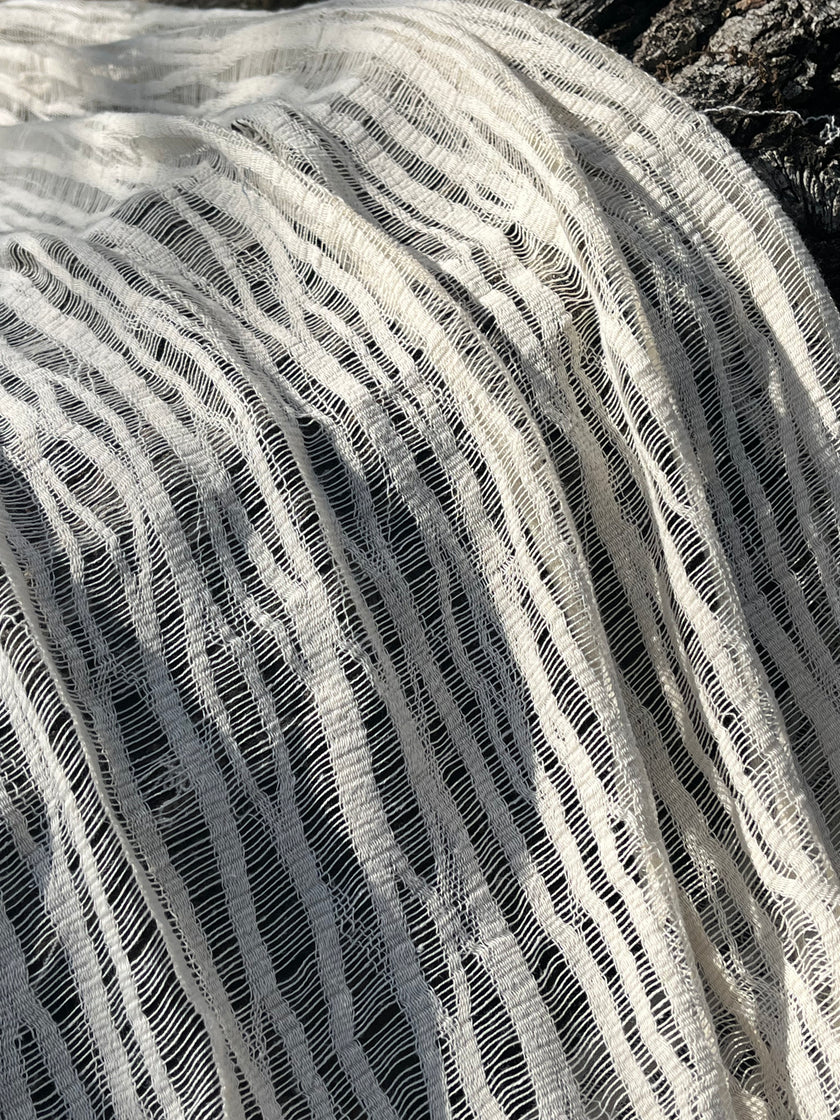 Tissu froissé en coton turc texturé neutre : qualité unique pour les robes d'été kimono, les tenues de nouveau-né | Options de gaze, transparentes et extensibles