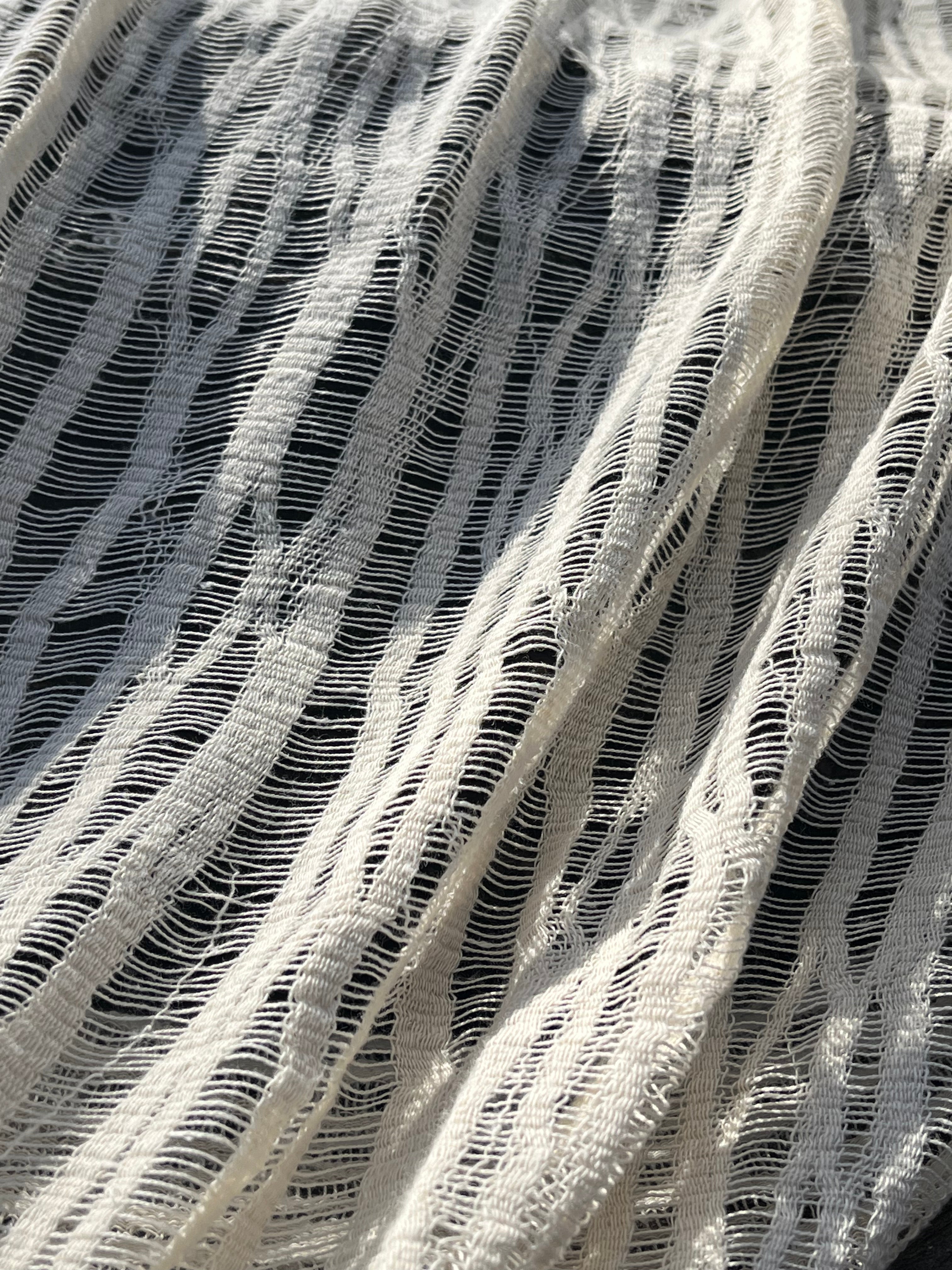 Tissu froissé en coton turc texturé neutre : qualité unique pour les robes d'été kimono, les tenues de nouveau-né | Options de gaze, transparentes et extensibles
