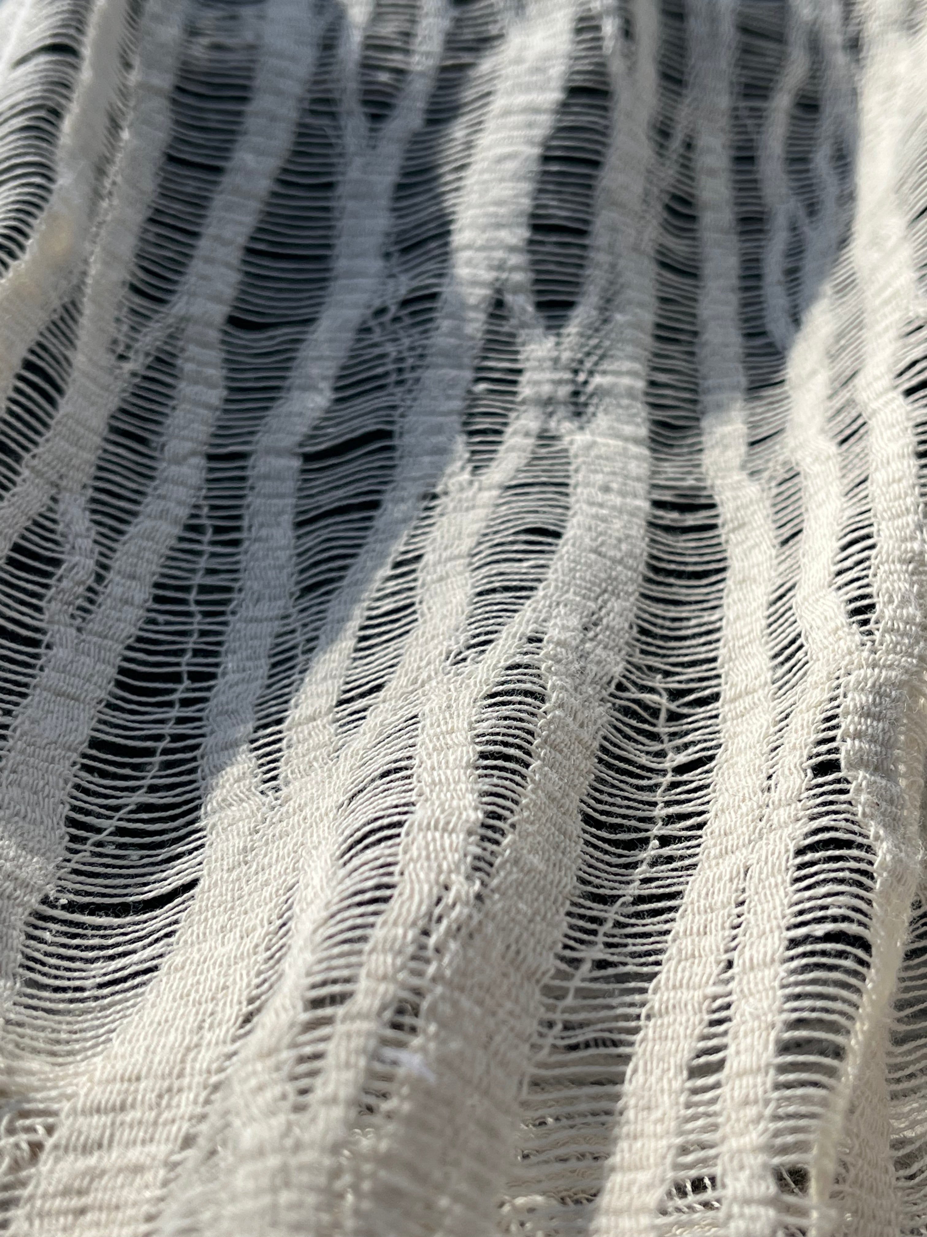 Tissu froissé en coton turc texturé neutre : qualité unique pour les robes d'été kimono, les tenues de nouveau-né | Options de gaze, transparentes et extensibles