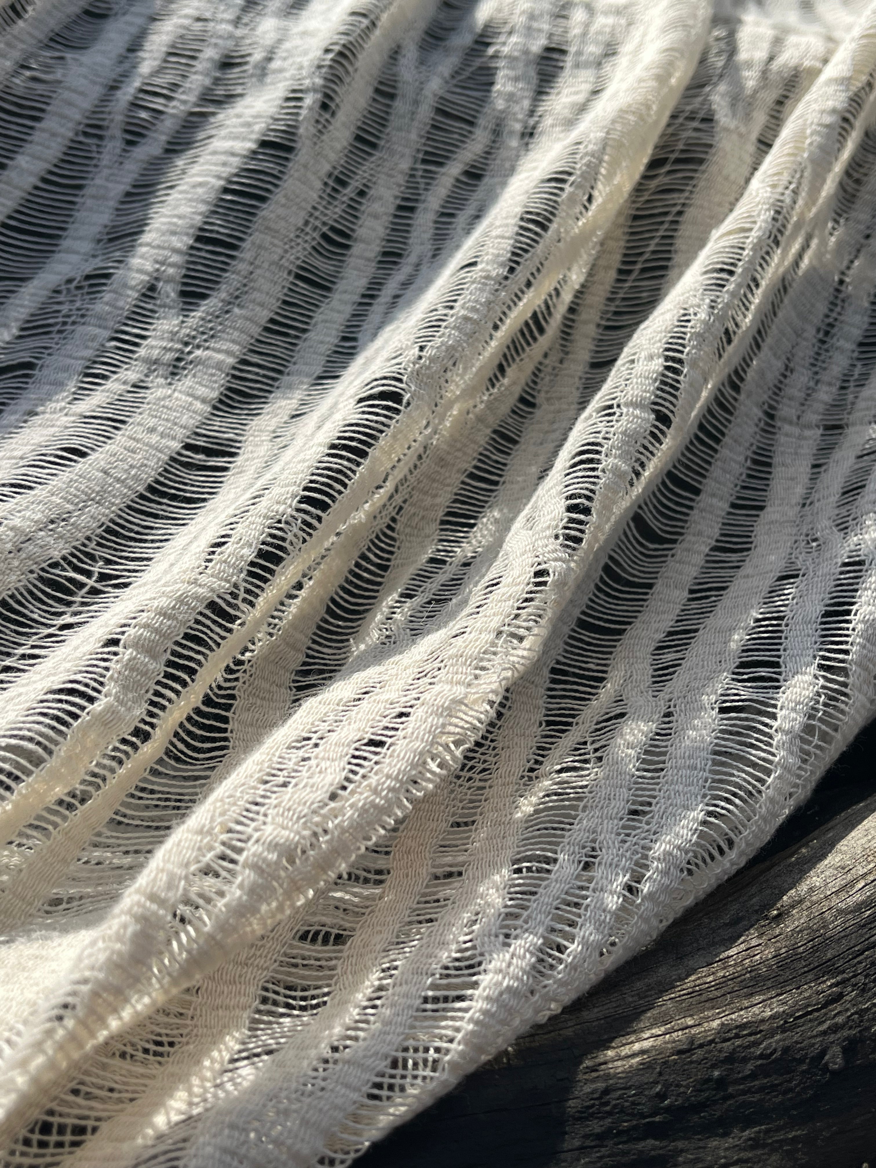 Tissu froissé en coton turc texturé neutre : qualité unique pour les robes d'été kimono, les tenues de nouveau-né | Options de gaze, transparentes et extensibles