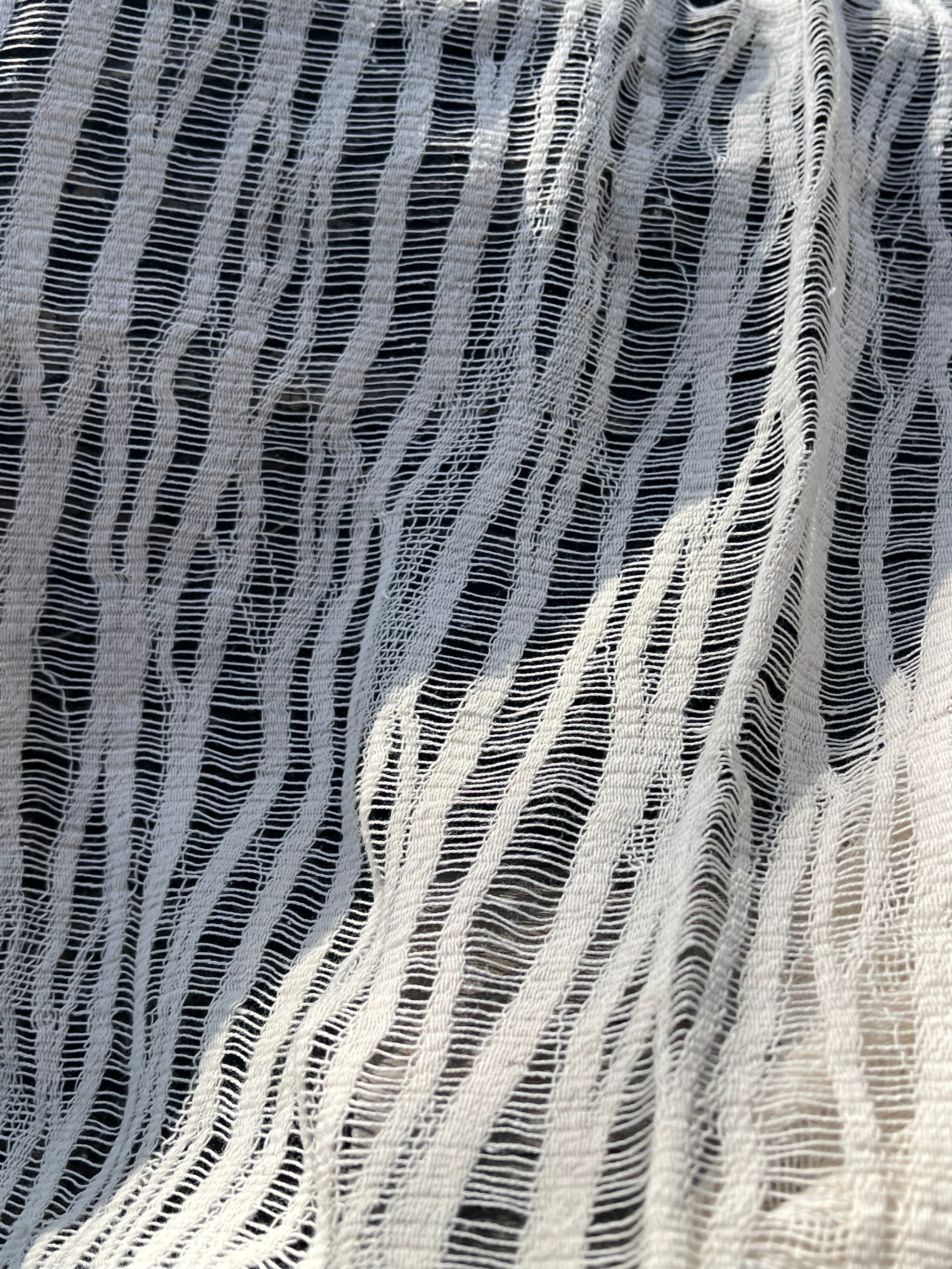 Tissu froissé en coton turc texturé neutre : qualité unique pour les robes d'été kimono, les tenues de nouveau-né | Options de gaze, transparentes et extensibles