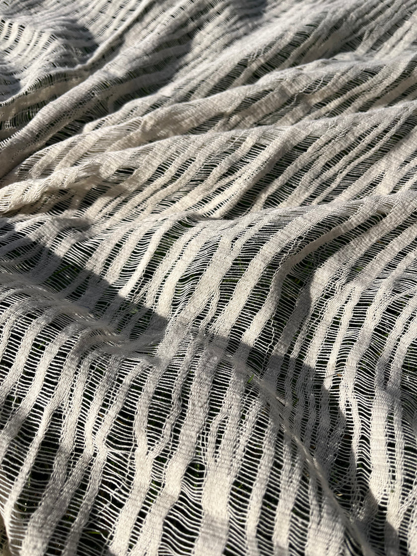 Tissu froissé en coton turc texturé neutre : qualité unique pour les robes d'été kimono, les tenues de nouveau-né | Options de gaze, transparentes et extensibles
