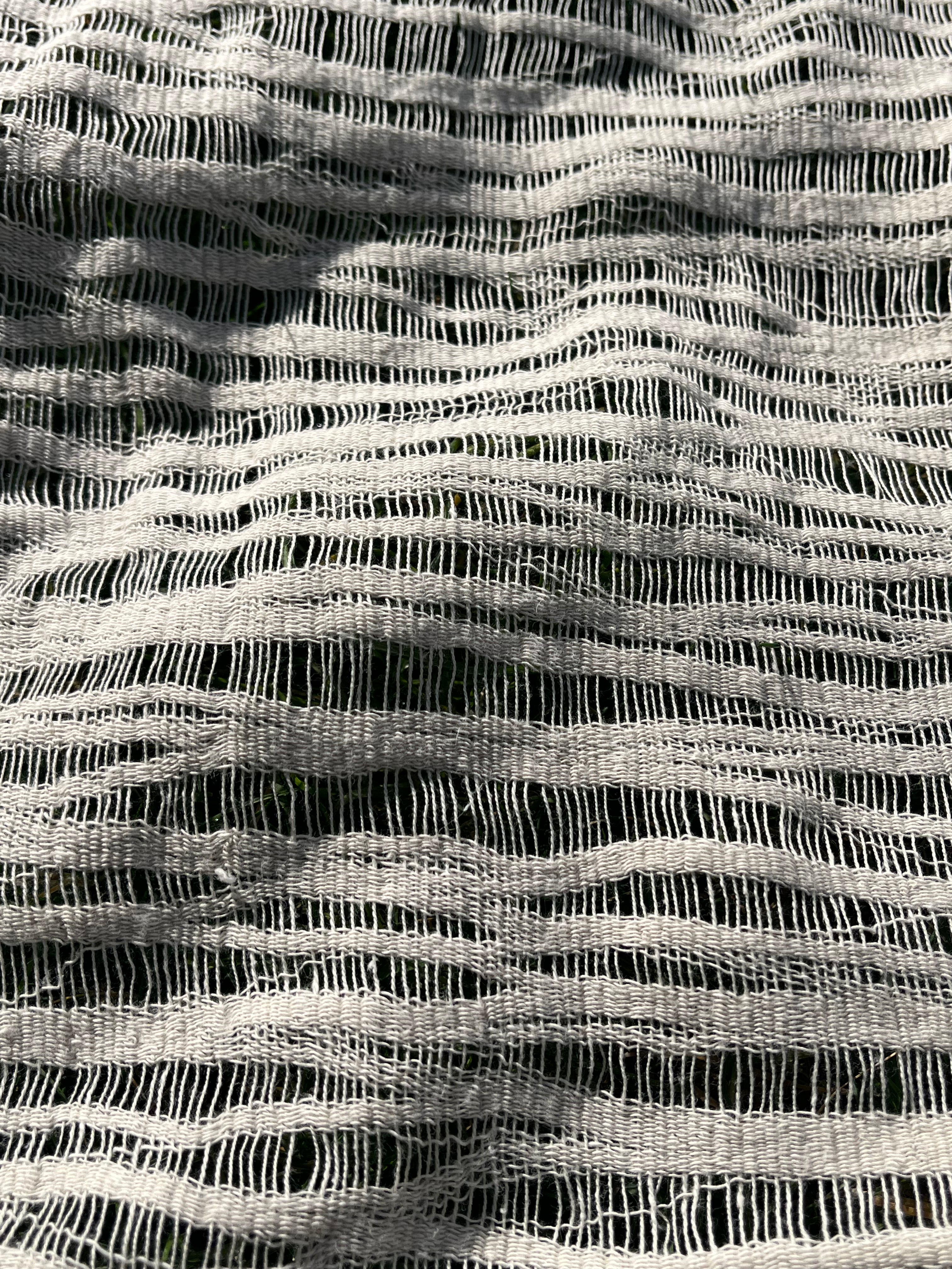 Tissu froissé en coton turc texturé neutre : qualité unique pour les robes d'été kimono, les tenues de nouveau-né | Options de gaze, transparentes et extensibles