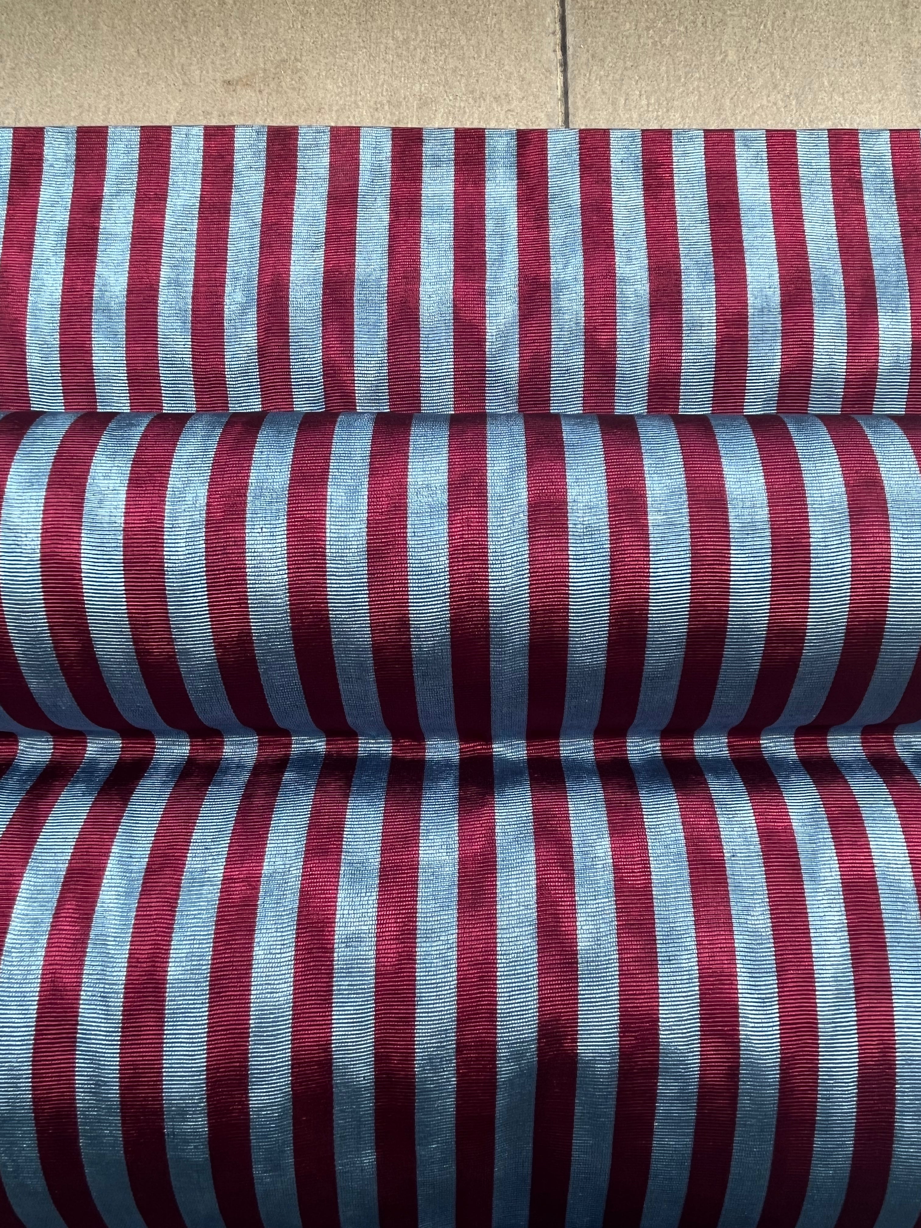 Rembourrage luxueux en soie rayé bleu bordeaux pour tête de lit ottoman, tissus d'intérieur pour textiles de maison : housses d'oreiller, motifs inspirés du kimono, motifs en filigrane.