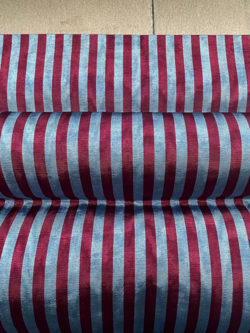 Rembourrage luxueux en soie rayé bleu bordeaux pour tête de lit ottoman, tissus d'intérieur pour textiles de maison : housses d'oreiller, motifs inspirés du kimono, motifs en filigrane.