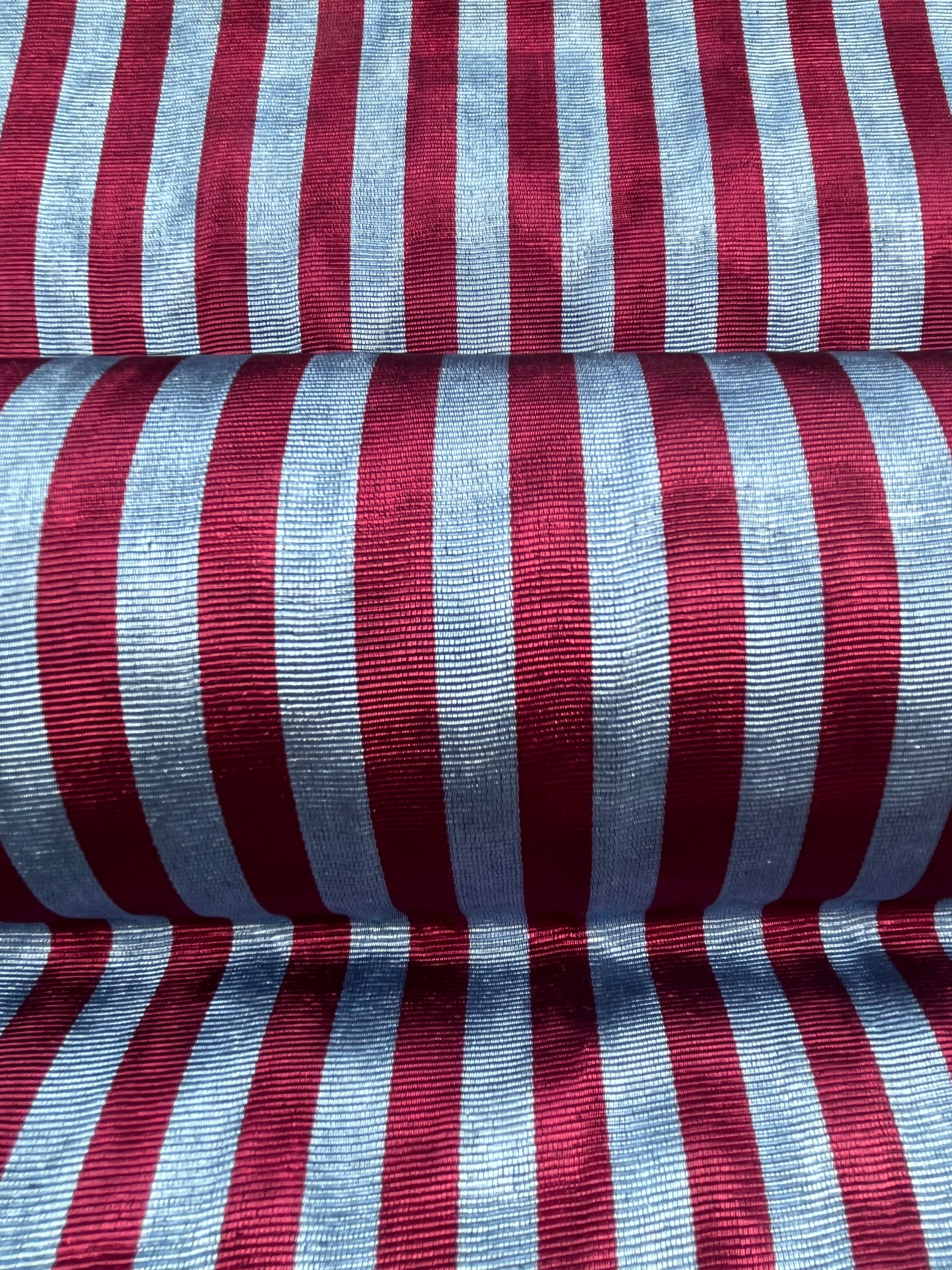 Rembourrage luxueux en soie rayé bleu bordeaux pour tête de lit ottoman, tissus d'intérieur pour textiles de maison : housses d'oreiller, motifs inspirés du kimono, motifs en filigrane.