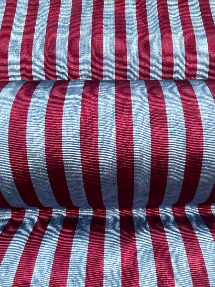 Rembourrage luxueux en soie rayé bleu bordeaux pour tête de lit ottoman, tissus d'intérieur pour textiles de maison : housses d'oreiller, motifs inspirés du kimono, motifs en filigrane.