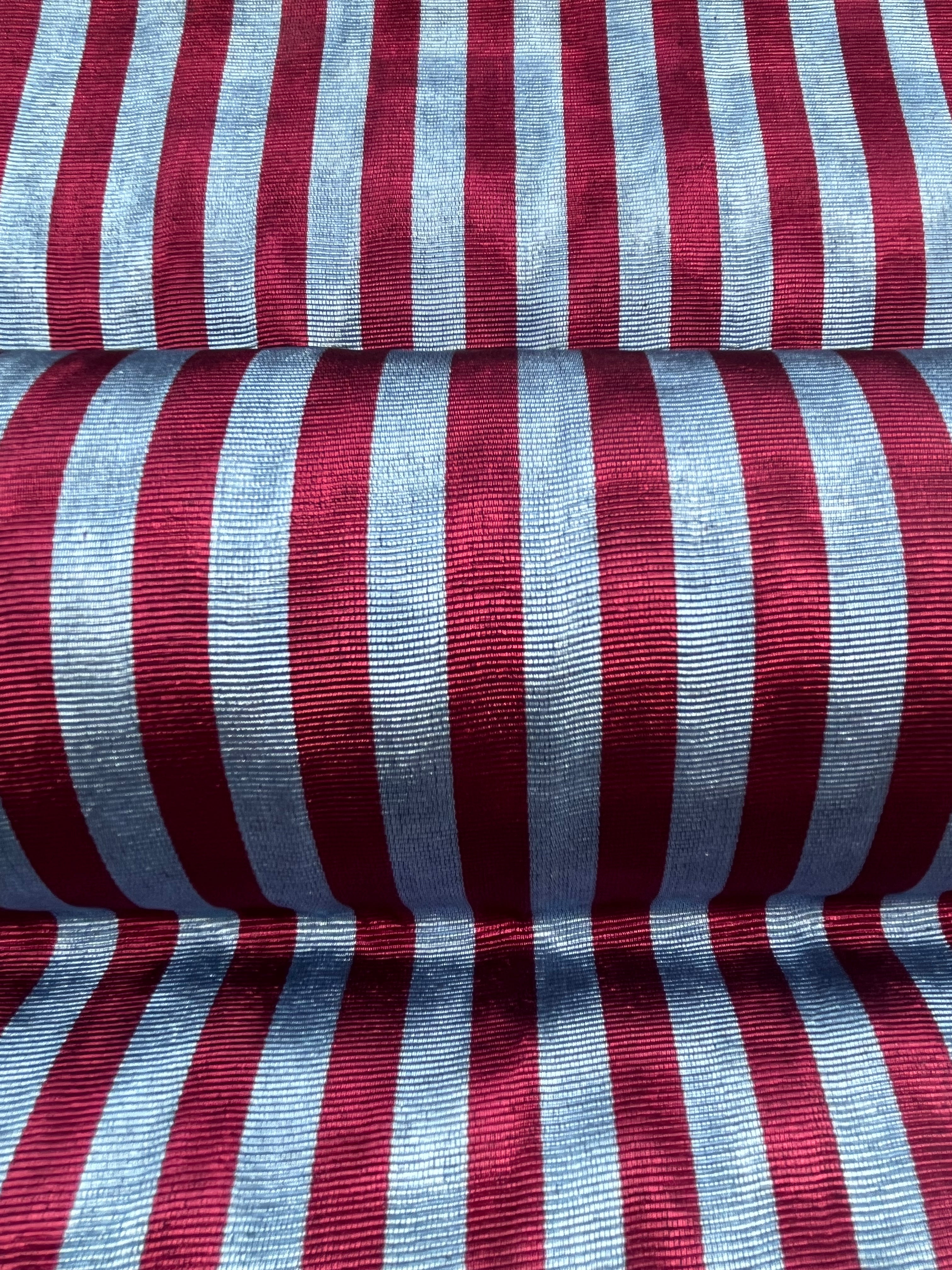 Rembourrage luxueux en soie rayé bleu bordeaux pour tête de lit ottoman, tissus d'intérieur pour textiles de maison : housses d'oreiller, motifs inspirés du kimono, motifs en filigrane.
