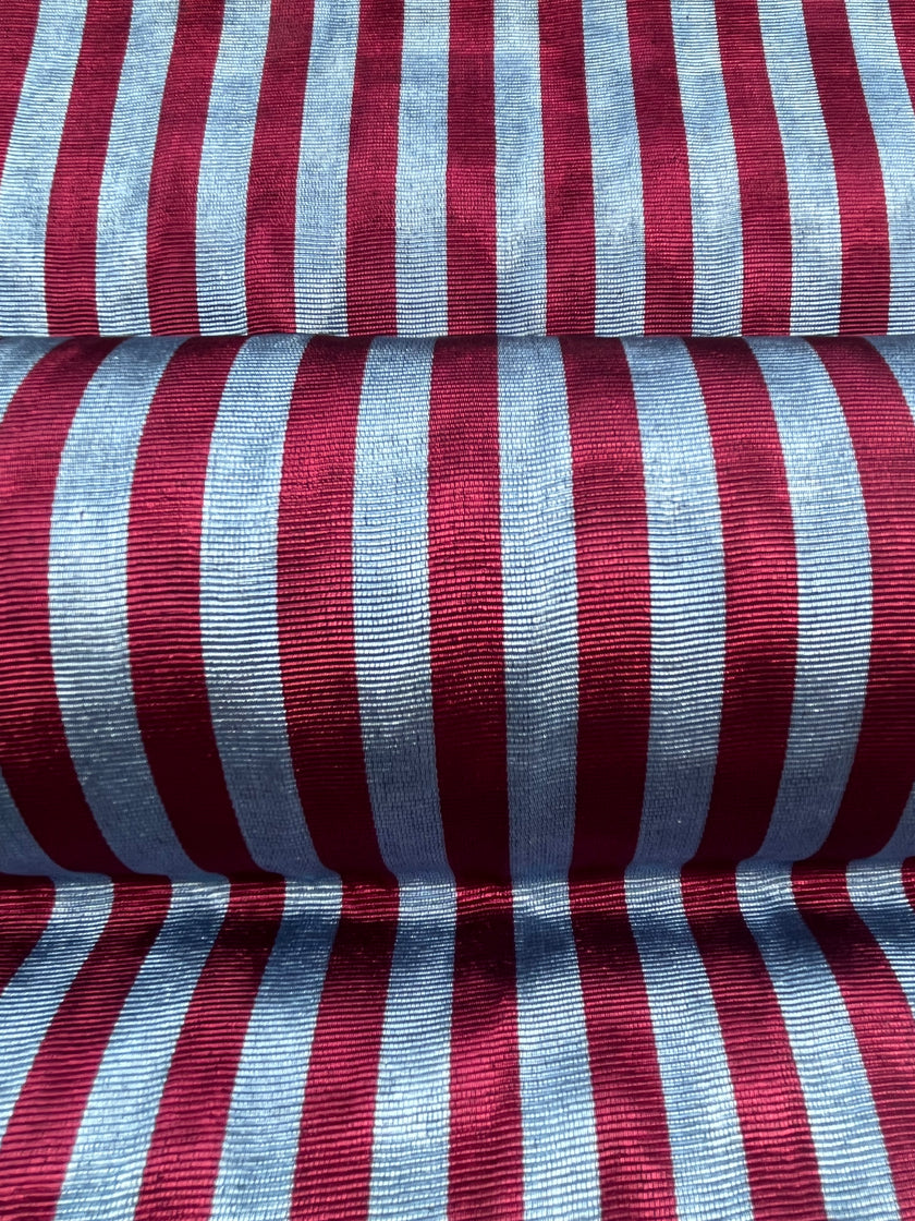 Rembourrage luxueux en soie rayé bleu bordeaux pour tête de lit ottoman, tissus d'intérieur pour textiles de maison : housses d'oreiller, motifs inspirés du kimono, motifs en filigrane.