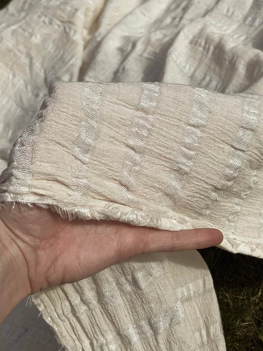 Metre ile Gri Çizgili Nötr Organik Pamuklu Kumaş, Çizgili Buruşuk Kumaş, Geniş En.