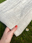 Tissu en coton biologique neutre rayé gris au mètre, tissu froissé à rayures, large largeur.