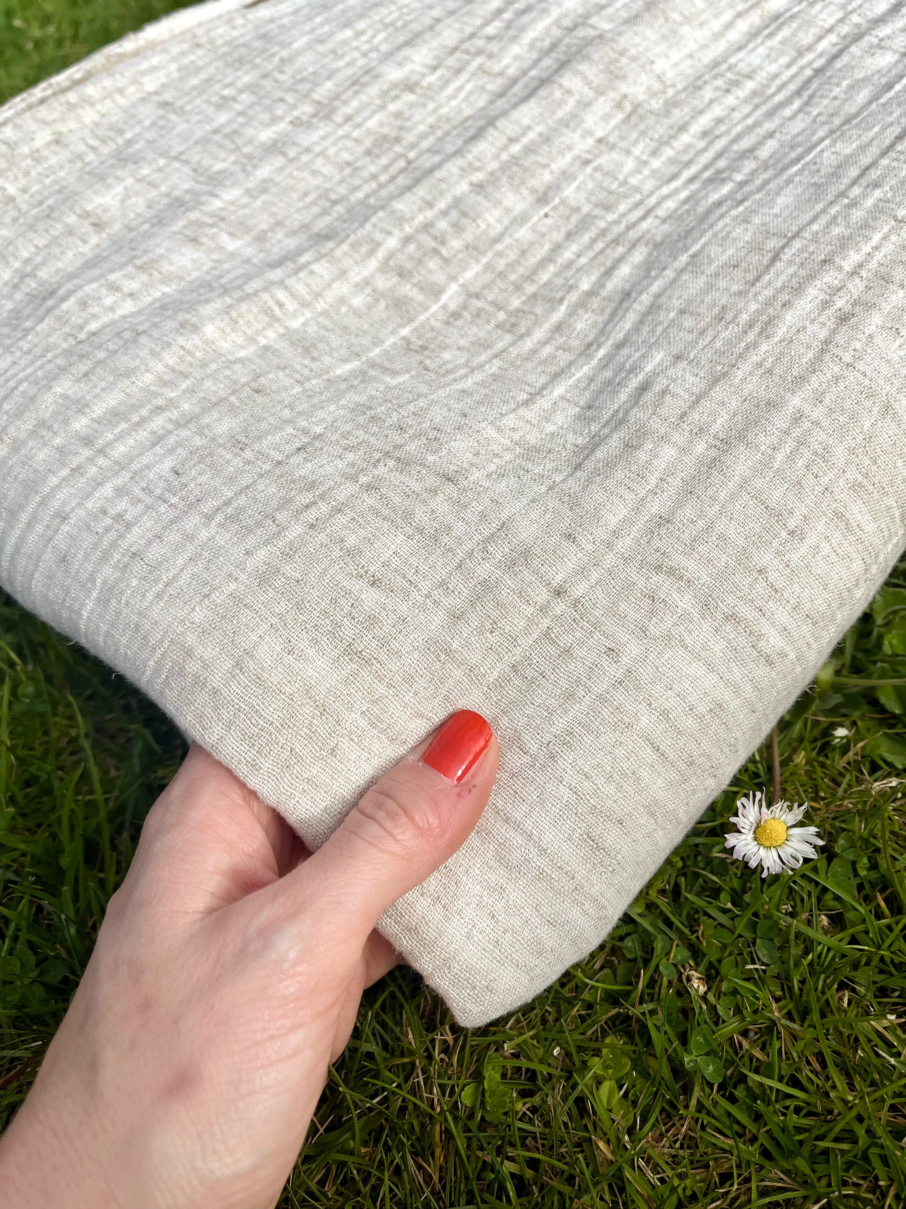 Tissu en coton biologique neutre rayé gris au mètre, tissu froissé à rayures, large largeur.