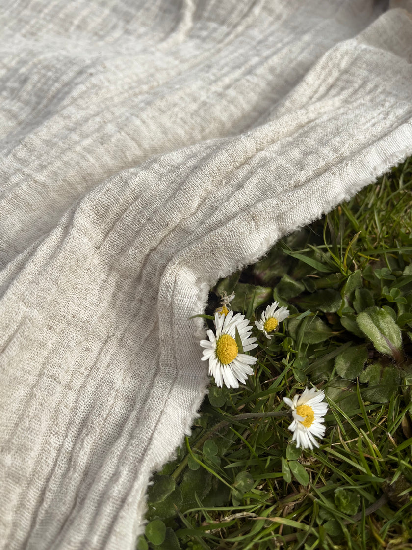 Tissu en coton biologique neutre rayé gris au mètre, tissu froissé à rayures, large largeur.