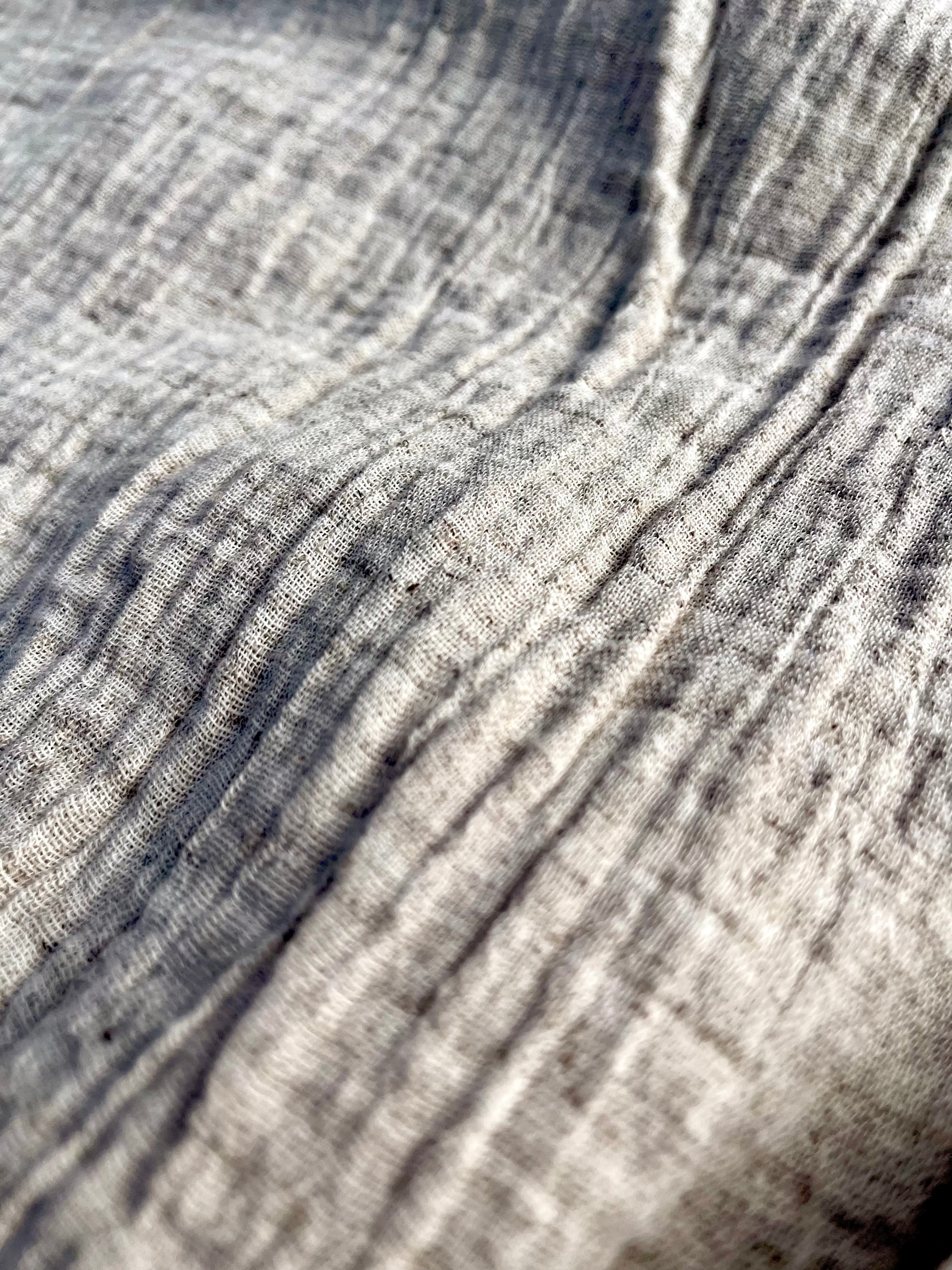 Tissu en coton biologique neutre rayé gris au mètre, tissu froissé à rayures, large largeur.