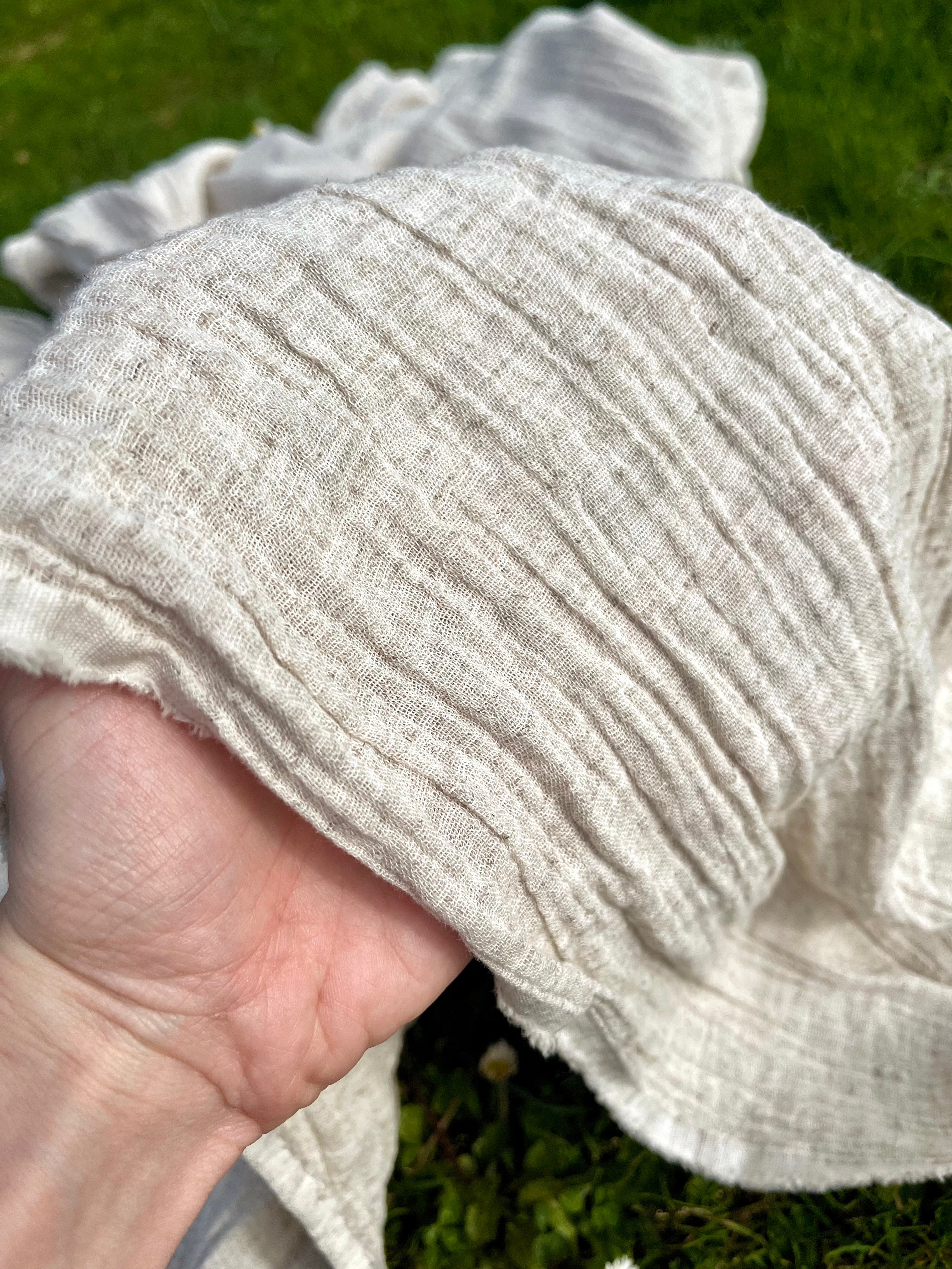 Tissu en coton biologique neutre rayé gris au mètre, tissu froissé à rayures, large largeur.