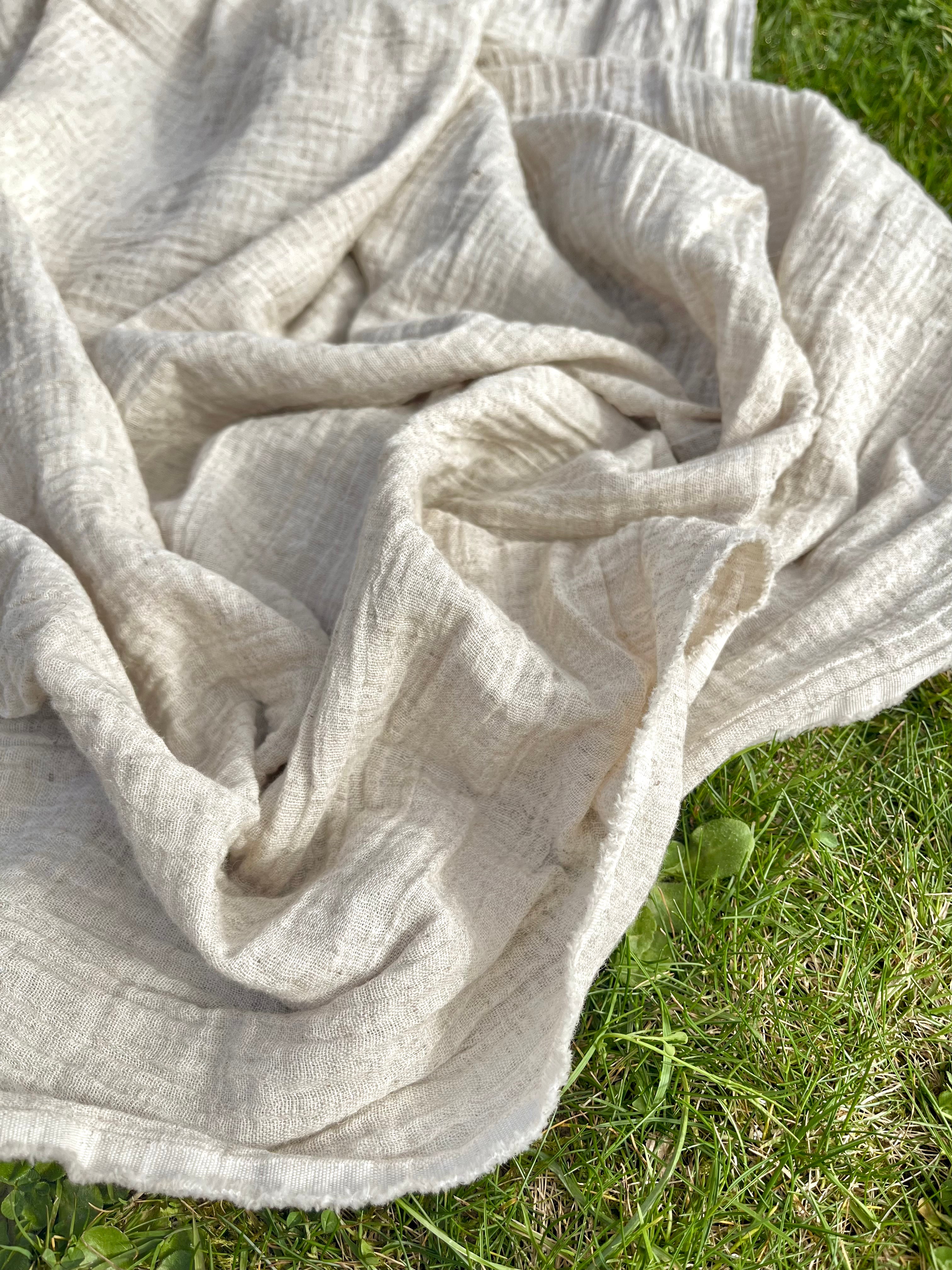 Tissu en coton biologique neutre rayé gris au mètre, tissu froissé à rayures, large largeur.