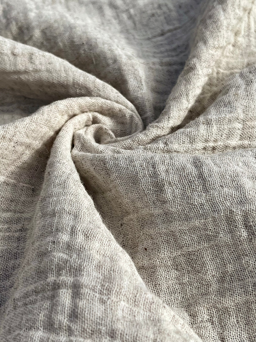 Tissu en coton biologique neutre rayé gris au mètre, tissu froissé à rayures, large largeur.