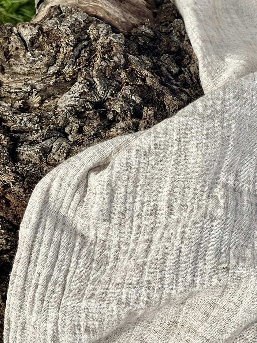 Tissu en coton biologique neutre rayé gris au mètre, tissu froissé à rayures, large largeur.