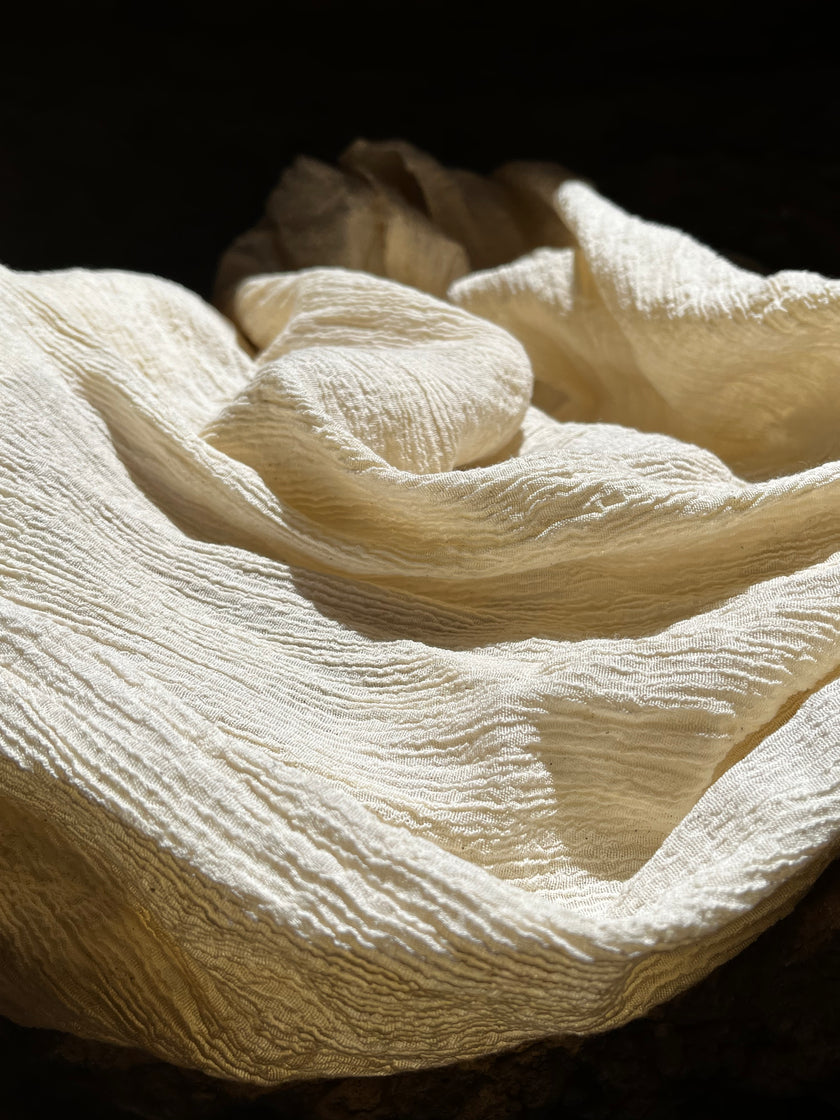 Tissu en coton froissé extensible neutre, surface texturée, coton tissé à la main blanc cassé, tissus semi-transparents, non blanchis et tissés à la main biologiques.