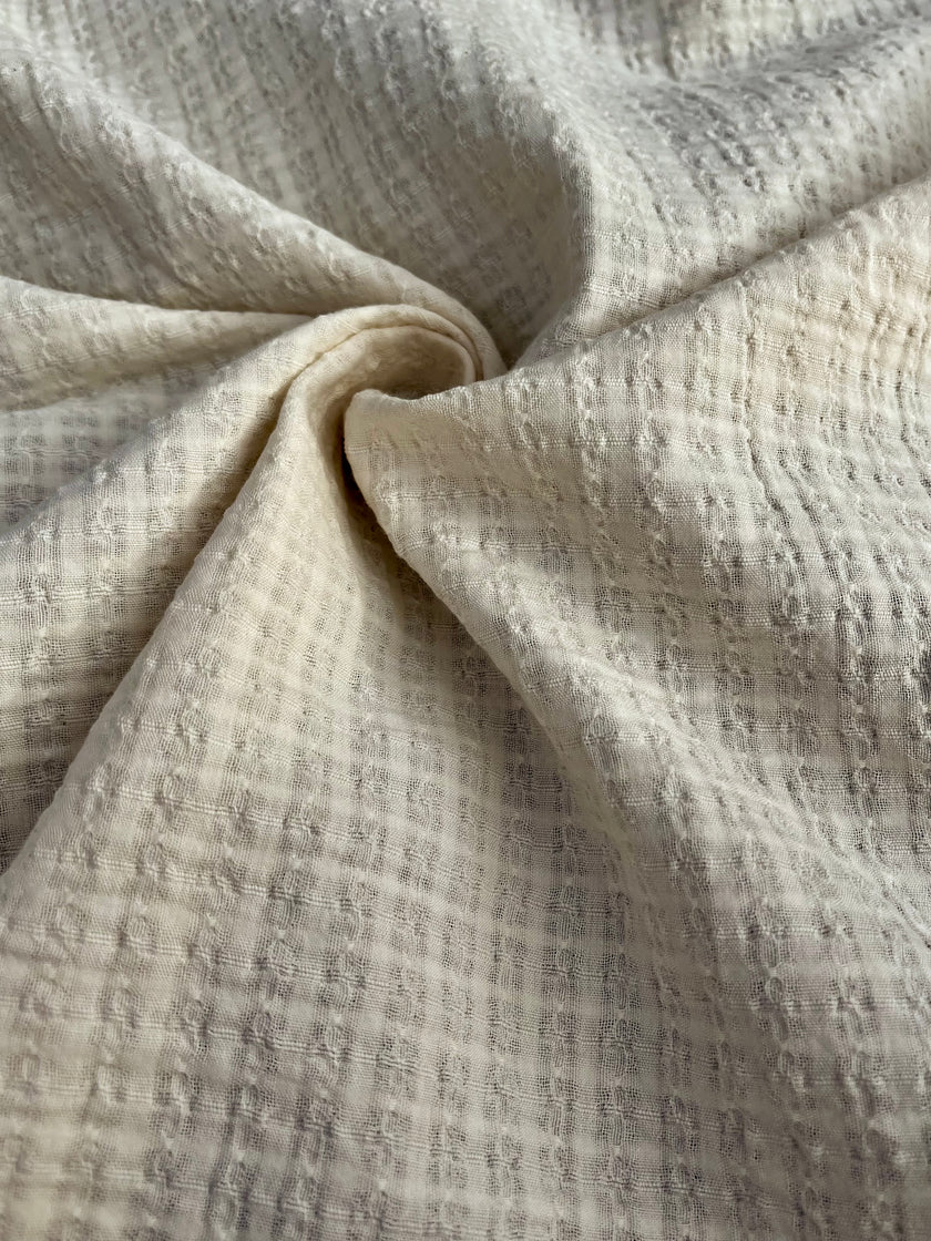 Tissu en coton biologique neutre rayé gris au mètre, tissu froissé à rayures, large largeur.
