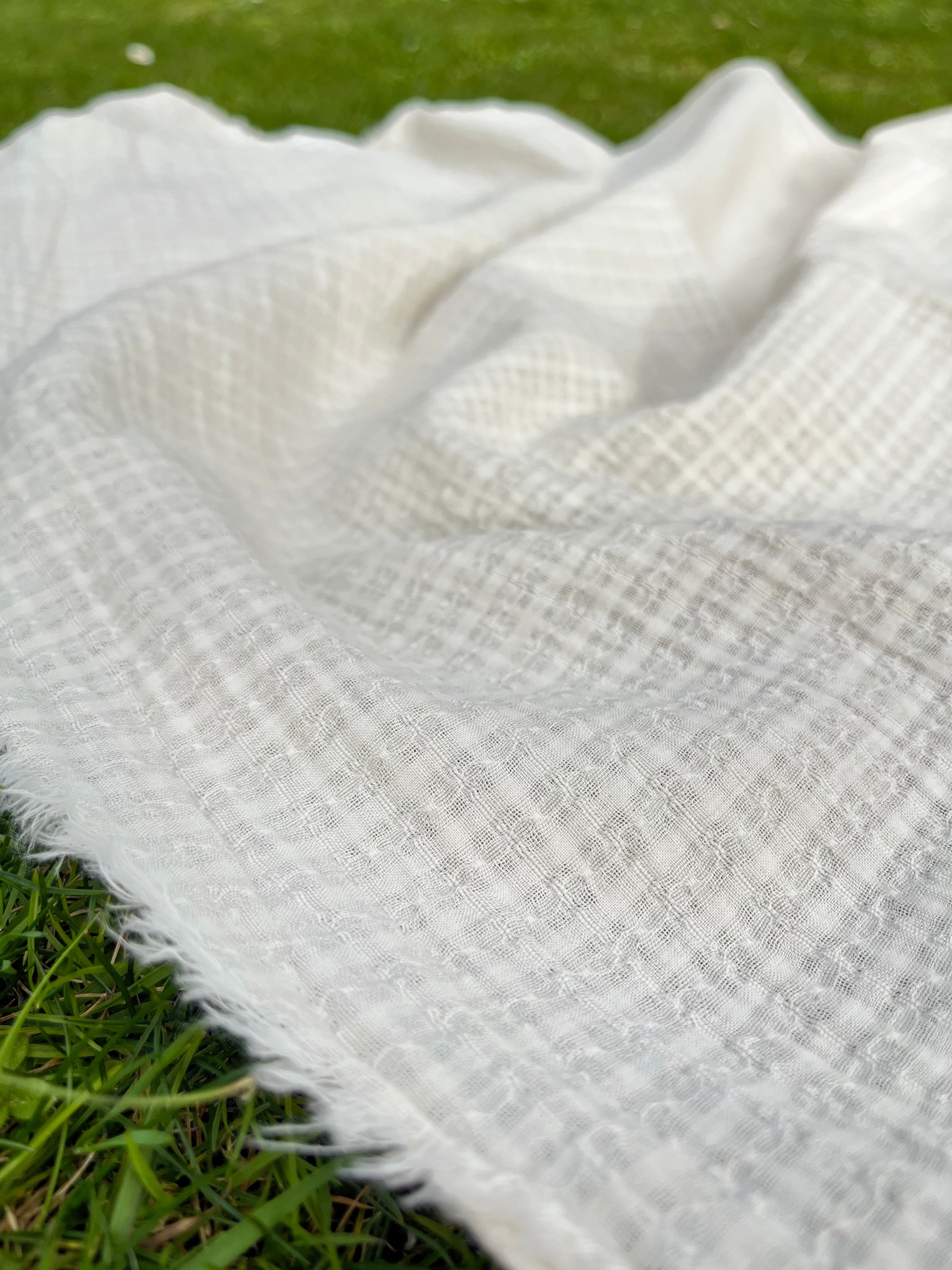 Tissu en coton biologique neutre rayé gris au mètre, tissu froissé à rayures, large largeur.