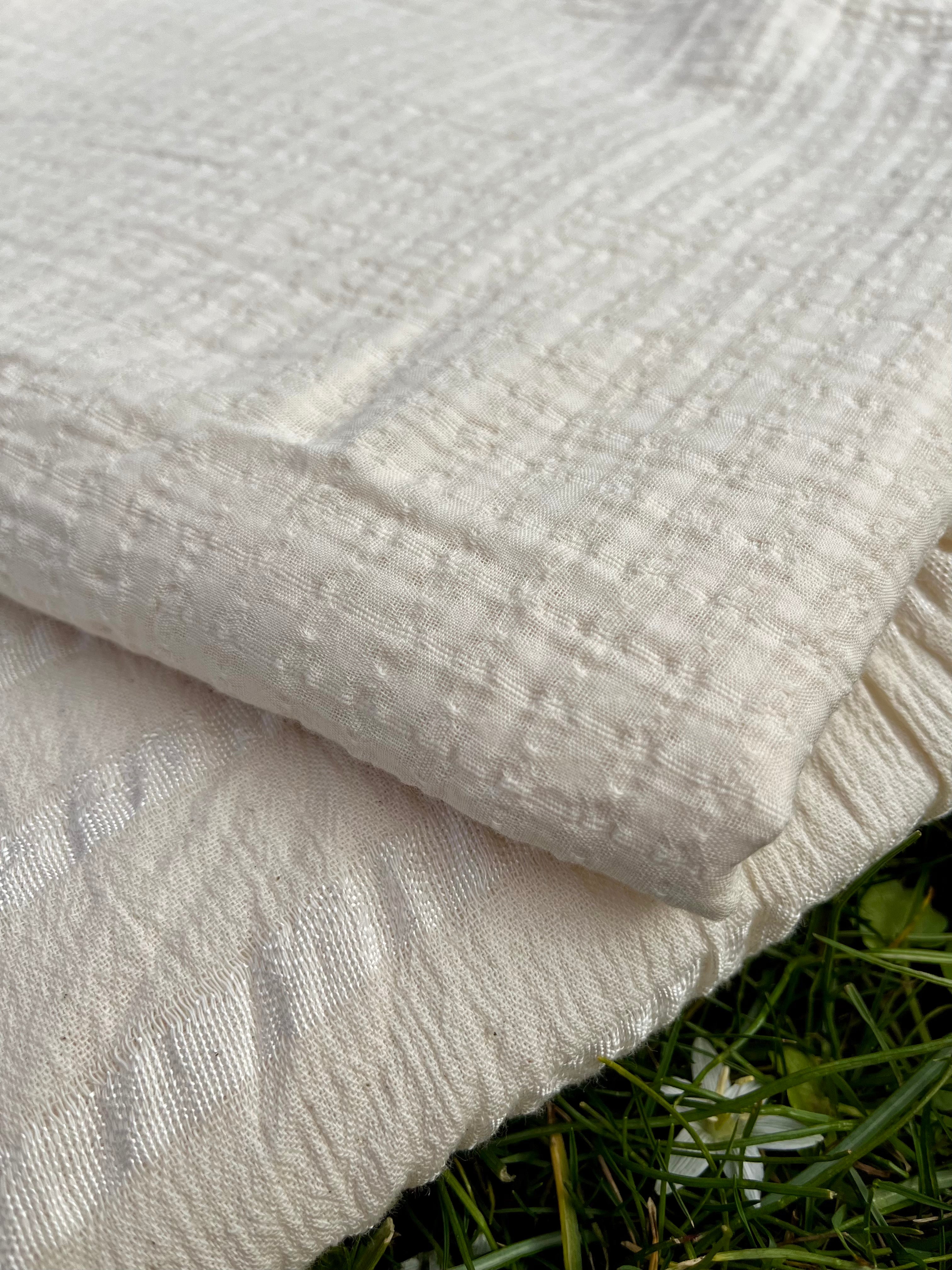 Tissu en coton biologique neutre rayé gris au mètre, tissu froissé à rayures, large largeur.