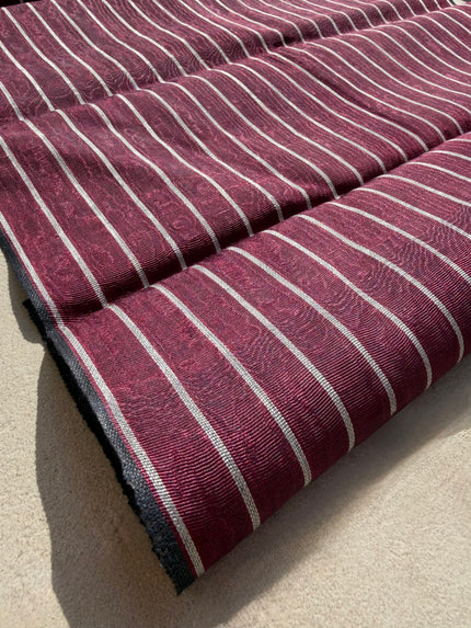 Rembourrage luxueux en soie à rayures rouges et argentées pour tête de lit ottoman, tissus d'intérieur pour textiles de maison : housses d'oreiller, motifs inspirés du kimono, motifs en filigrane.