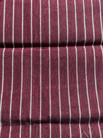Rembourrage luxueux en soie à rayures rouges et argentées pour tête de lit ottoman, tissus d'intérieur pour textiles de maison : housses d'oreiller, motifs inspirés du kimono, motifs en filigrane.