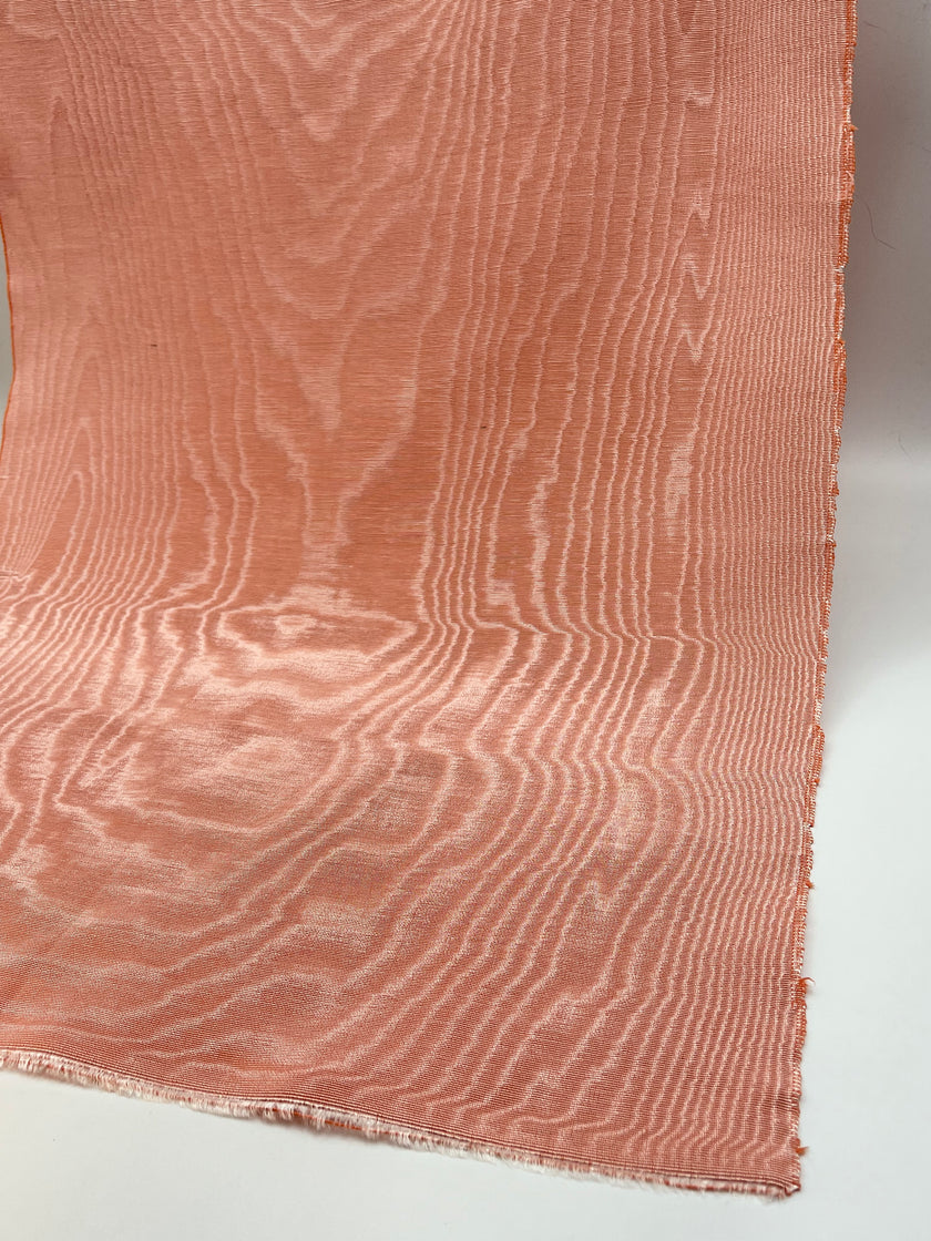 Rembourrage luxueux en soie saumon pour tête de lit ottoman, tissus d'intérieur pour textiles de maison : housses d'oreiller, motifs inspirés du kimono, motifs en filigrane.