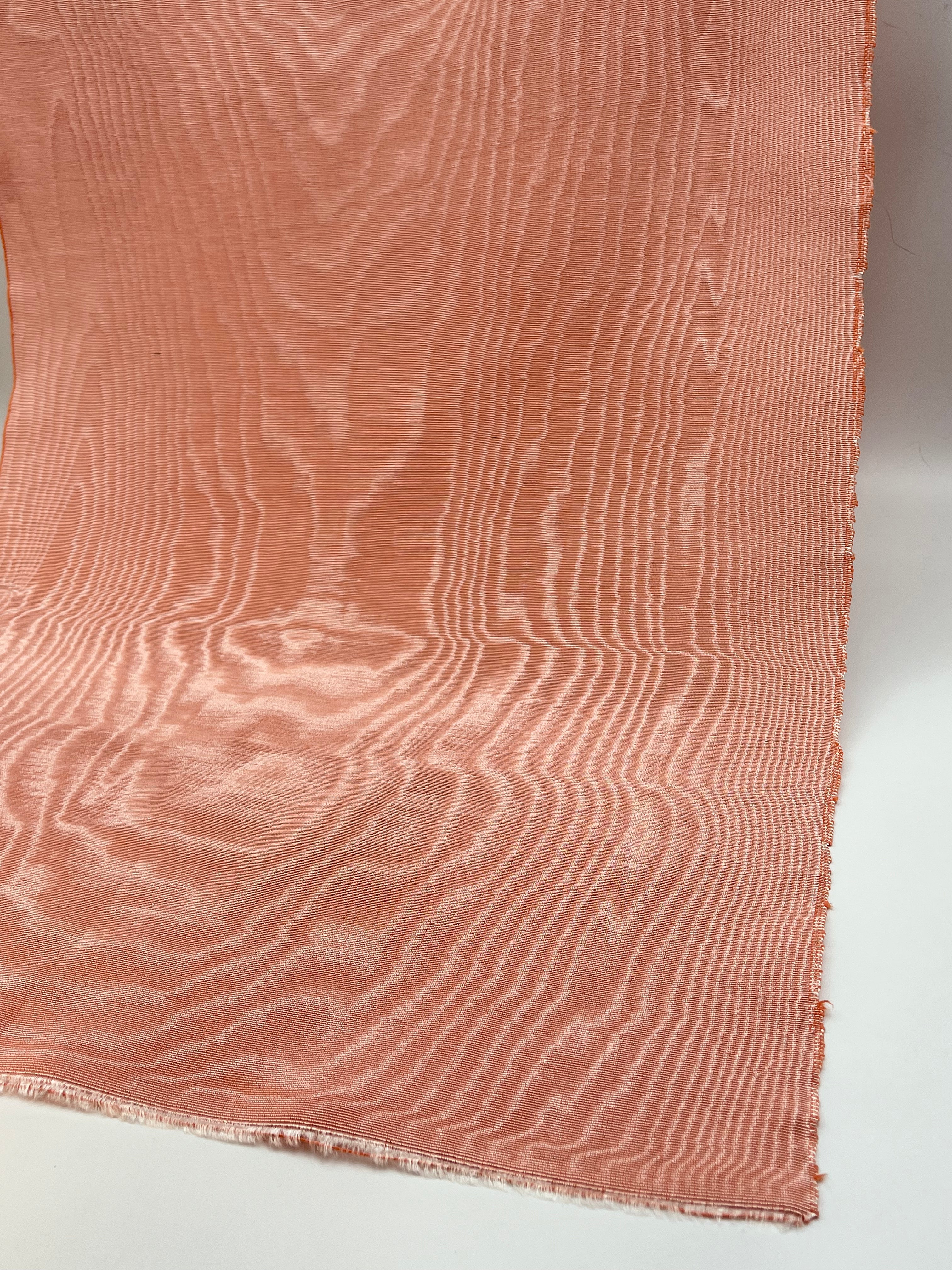 Rembourrage luxueux en soie saumon pour tête de lit ottoman, tissus d'intérieur pour textiles de maison : housses d'oreiller, motifs inspirés du kimono, motifs en filigrane.