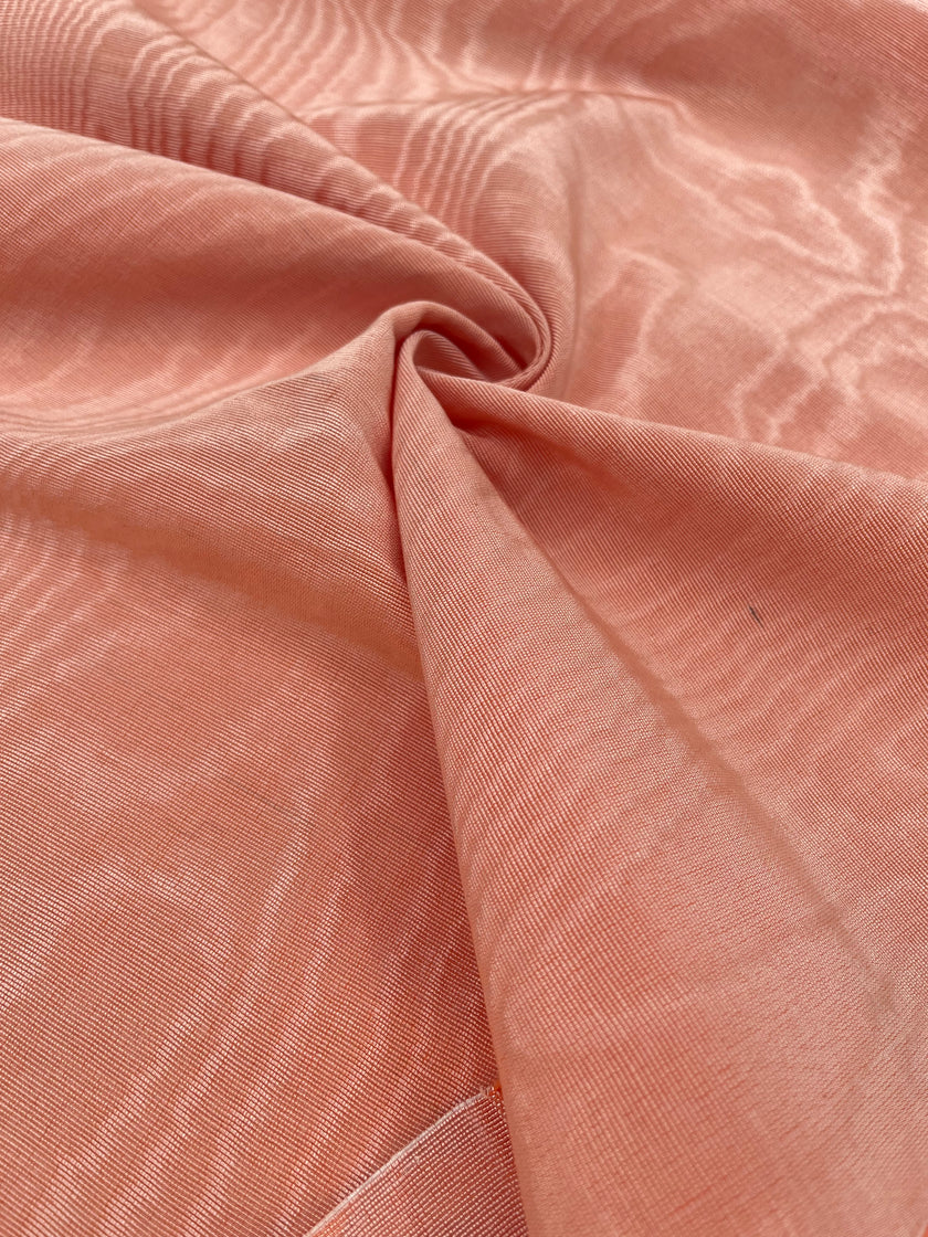 Rembourrage luxueux en soie saumon pour tête de lit ottoman, tissus d'intérieur pour textiles de maison : housses d'oreiller, motifs inspirés du kimono, motifs en filigrane.